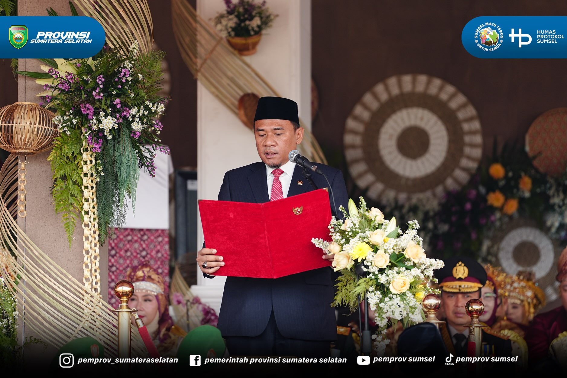 Palembang — Gubernur Sumatera Selatan (Sumsel) Dr. H. Herman Deru bertindak sebagai inspektur upacara pada peringatan Hari Ulang Tahun (HUT) ke-81 Kemerdekaan Republik Indonesia Tahun 2026. Upacara berlangsung khidmat di Halaman Griya Agung Palemb...