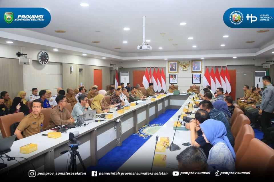 PALEMBANG - Sekretaris Daerah Provinsi Sumatera Selatan (Sumsel) Edward Candra menghadiri Rapat Pembahasan dan Arahan Ketua Umum Panitia Bidang Panitia Penyelenggara Deklarasi Nasional Asosiasi Perlindungan Masyarakat di Ruang Rapat Bina Praja Pem...