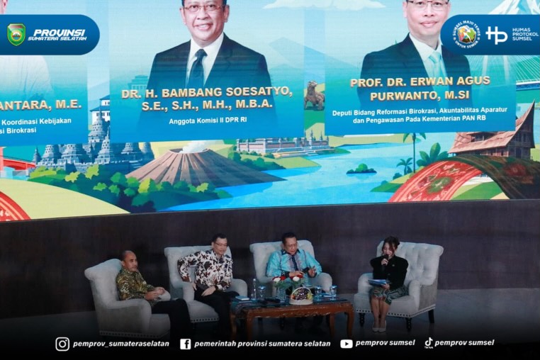 Jakarta - Sekretaris Daerah H. Edward Candra menghadiri Rapat Koordinasi Sekretaris Daerah tentang Implementasi Reformasi Birokrasi Tematik Berdampak untuk Kesejahteraan Rakyat diselenggarakan oleh Kementerian Dalam Negeri di Gedung Sasana Bhakti...