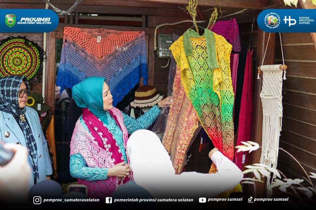 Muara Enim - Ketua Tim Penggerak PKK Prov. Sumsel Hj. Feby Herman Deru meninjau Sentra Industri Bukit Asam (SIBA) Centre Kabupaten Muara Enim. Jumat (21/08/2026).
