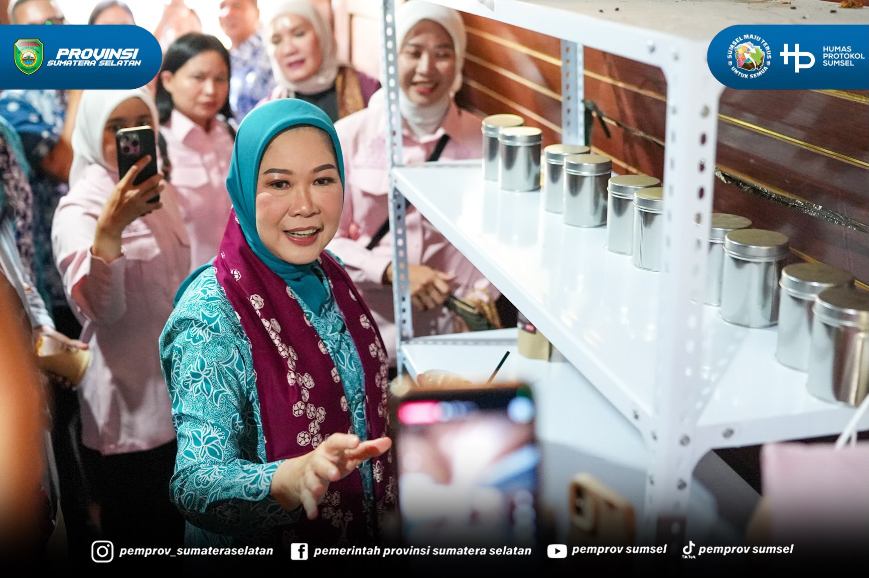 Muara Enim - Ketua Tim Penggerak PKK Prov. Sumsel Hj. Feby Herman Deru meninjau Sentra Industri Bukit Asam (SIBA) Centre Kabupaten Muara Enim. Jumat (21/08/2026).