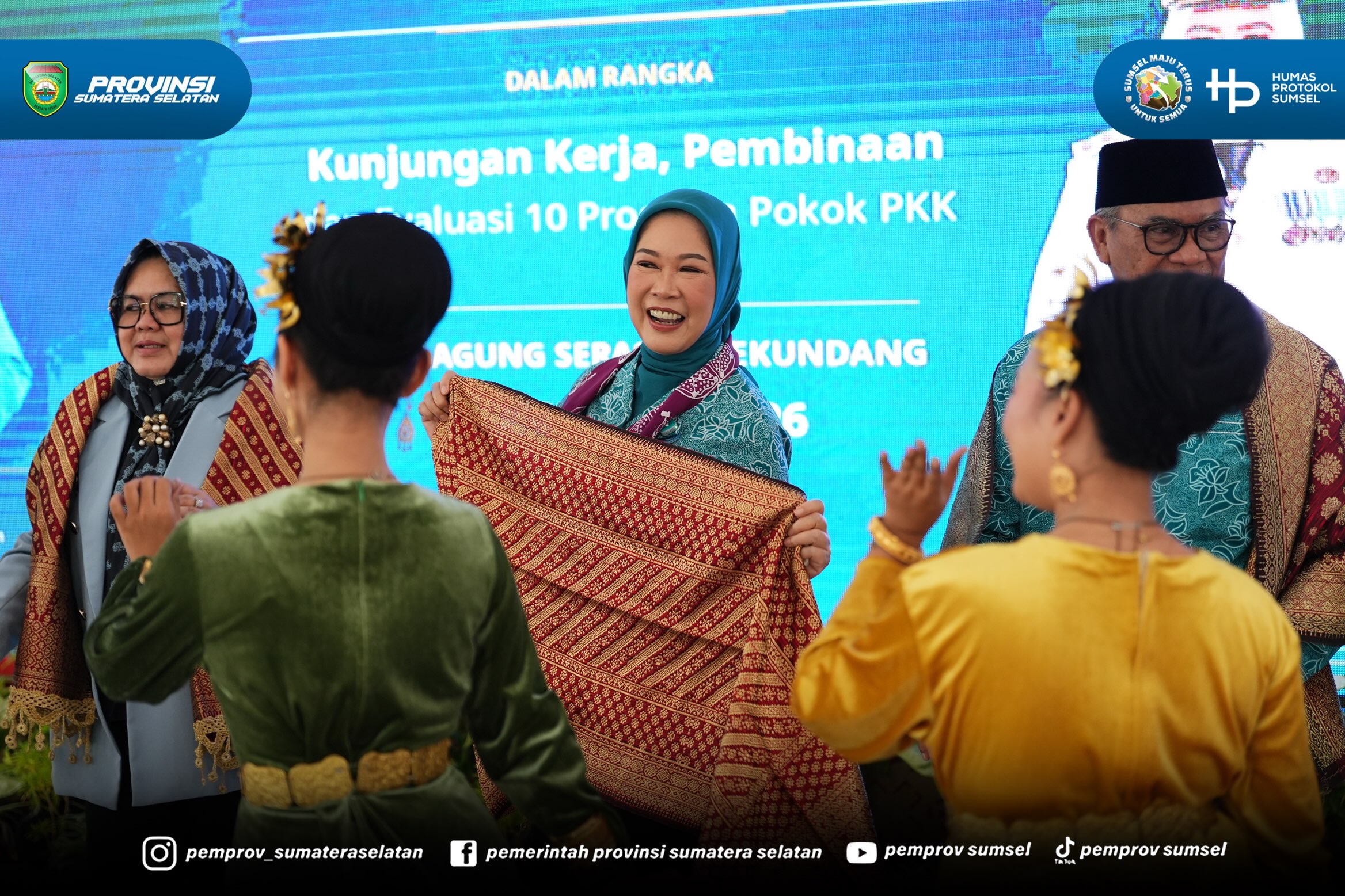 Muara Enim - Ketua Tim Penggerak Pemberdayaan dan Kesejahteraan Keluarga (TP PKK) sekaligus Ketua Dekranasda Provinsi Sumatera Selatan, Hj. Feby Herman Deru, memimpin Rapat Pembinaan dan Evaluasi Pelaksanaan 10 Program Pokok PKK di Balai Agung Ser...