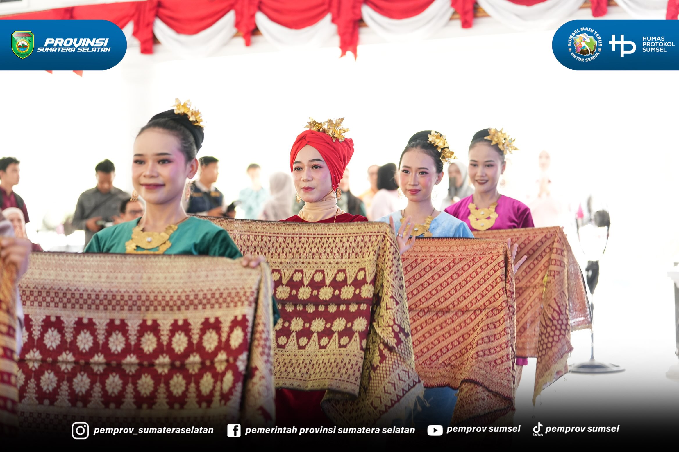 Muara Enim - Ketua Tim Penggerak Pemberdayaan dan Kesejahteraan Keluarga (TP PKK) sekaligus Ketua Dekranasda Provinsi Sumatera Selatan, Hj. Feby Herman Deru, memimpin Rapat Pembinaan dan Evaluasi Pelaksanaan 10 Program Pokok PKK di Balai Agung Ser...