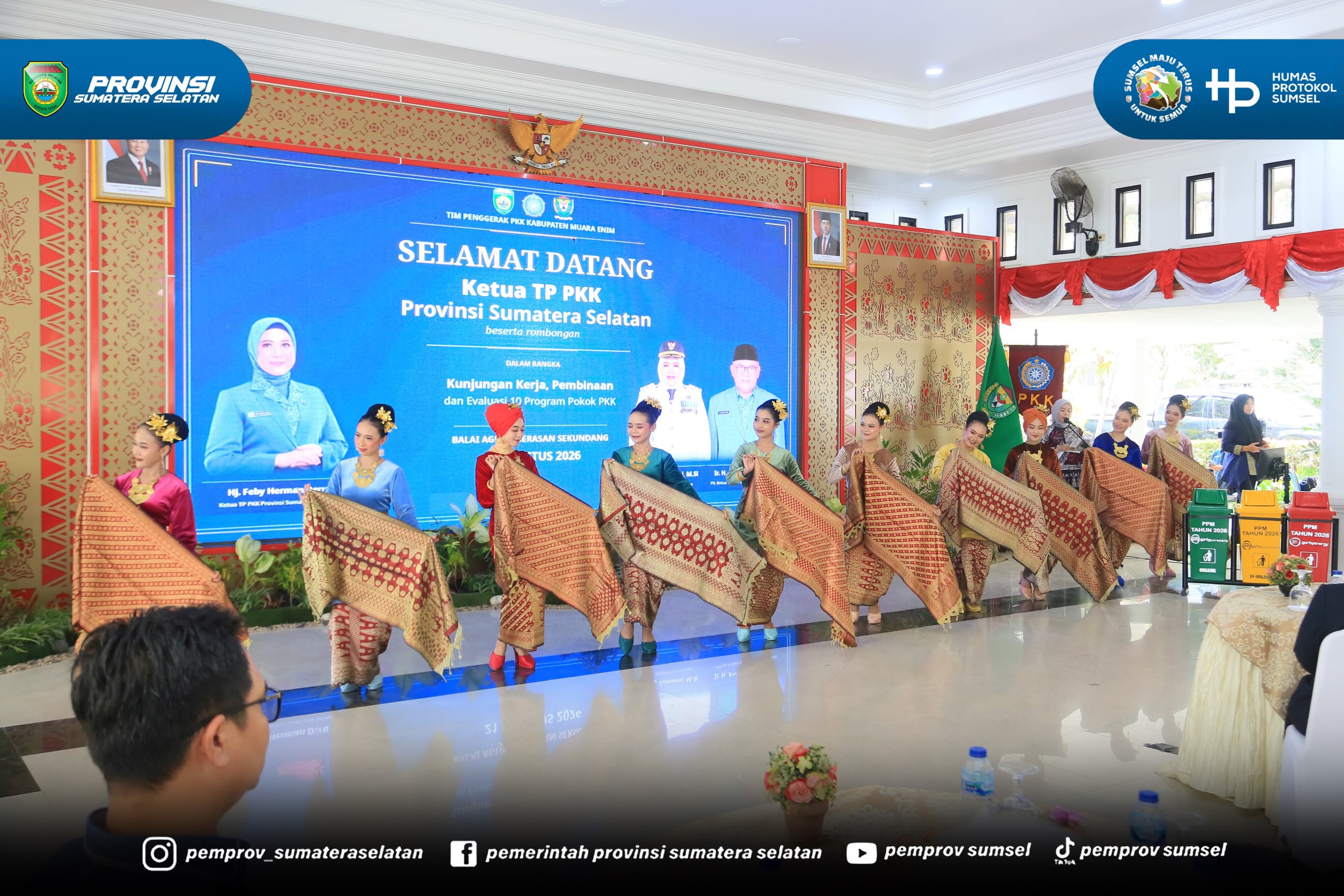 Muara Enim - Ketua Tim Penggerak Pemberdayaan dan Kesejahteraan Keluarga (TP PKK) sekaligus Ketua Dekranasda Provinsi Sumatera Selatan, Hj. Feby Herman Deru, memimpin Rapat Pembinaan dan Evaluasi Pelaksanaan 10 Program Pokok PKK di Balai Agung Ser...