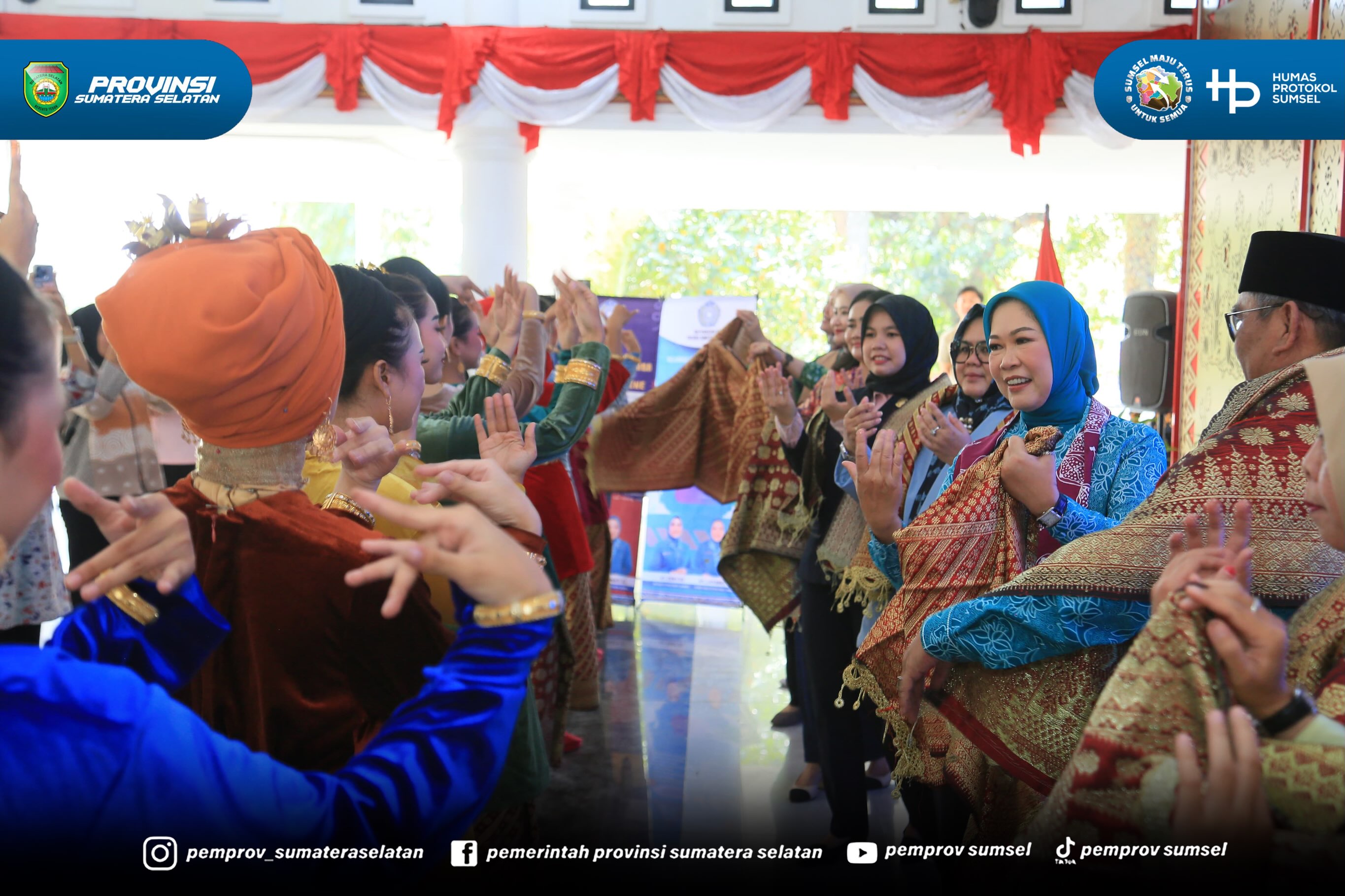 Muara Enim - Ketua Tim Penggerak Pemberdayaan dan Kesejahteraan Keluarga (TP PKK) sekaligus Ketua Dekranasda Provinsi Sumatera Selatan, Hj. Feby Herman Deru, memimpin Rapat Pembinaan dan Evaluasi Pelaksanaan 10 Program Pokok PKK di Balai Agung Ser...