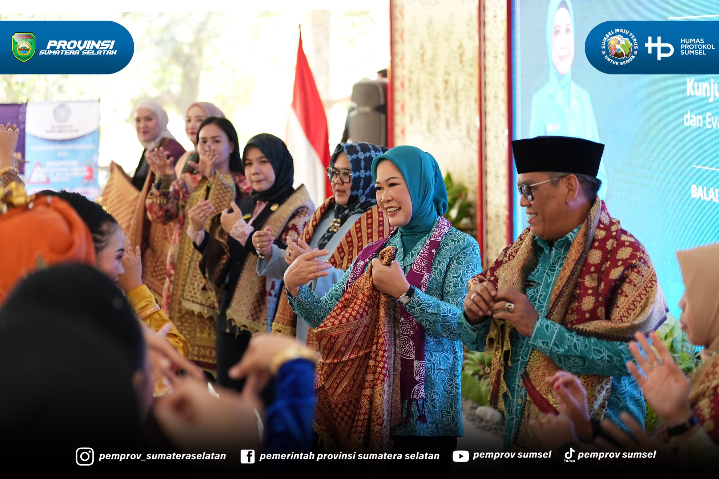 Muara Enim - Ketua Tim Penggerak Pemberdayaan dan Kesejahteraan Keluarga (TP PKK) sekaligus Ketua Dekranasda Provinsi Sumatera Selatan, Hj. Feby Herman Deru, memimpin Rapat Pembinaan dan Evaluasi Pelaksanaan 10 Program Pokok PKK di Balai Agung Ser...