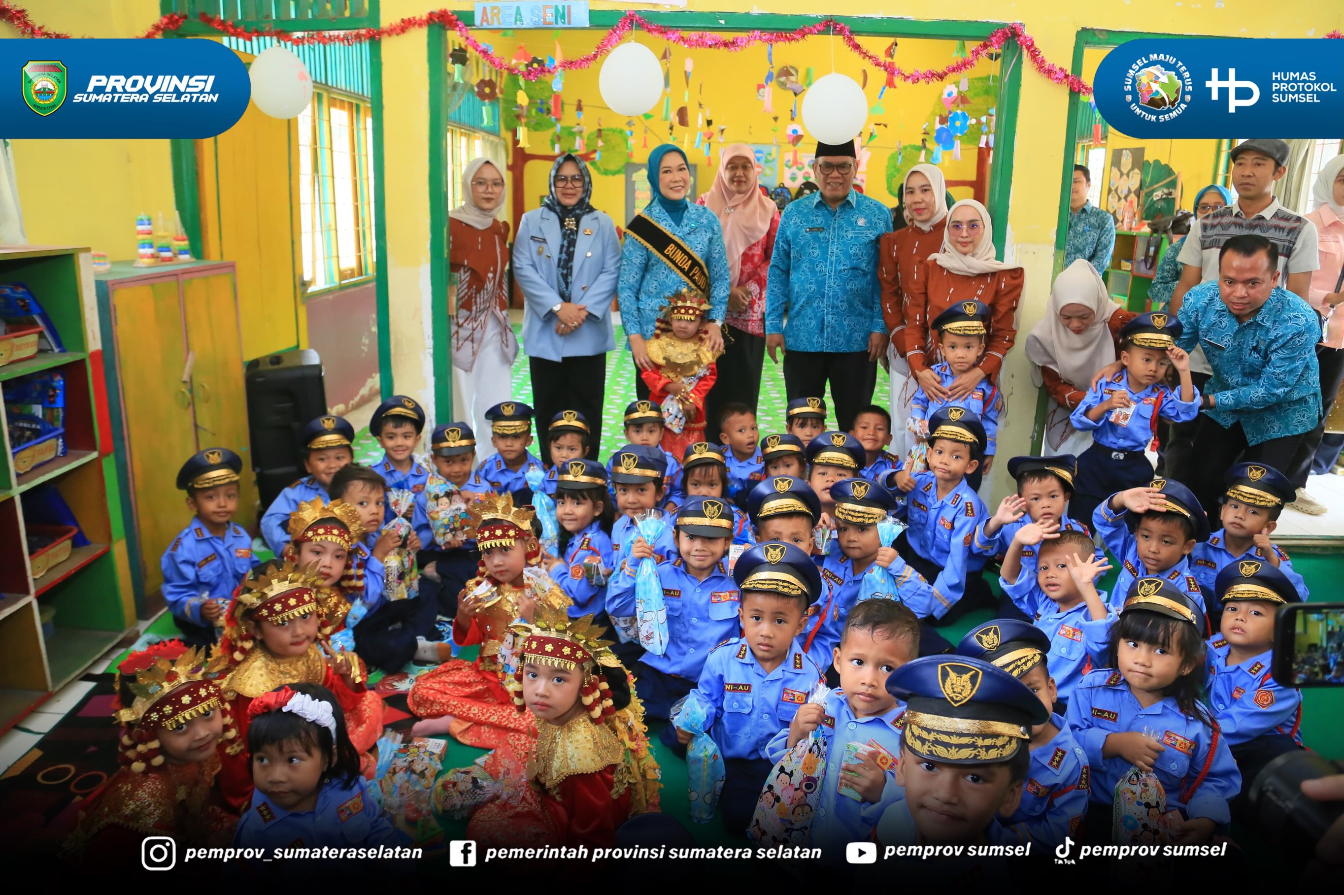 Muara Enim - Mengawali agenda kunjungan kerjanya di Kabupaten Muara Enim, Ketua Tim Penggerak Pemberdayaan dan Kesejahteraan Keluarga (TP PKK) Provinsi Sumatera Selatan, Hj. Feby Herman Deru, melakukan peninjauan langsung ke PAUD Binaan TP PKK Kab...