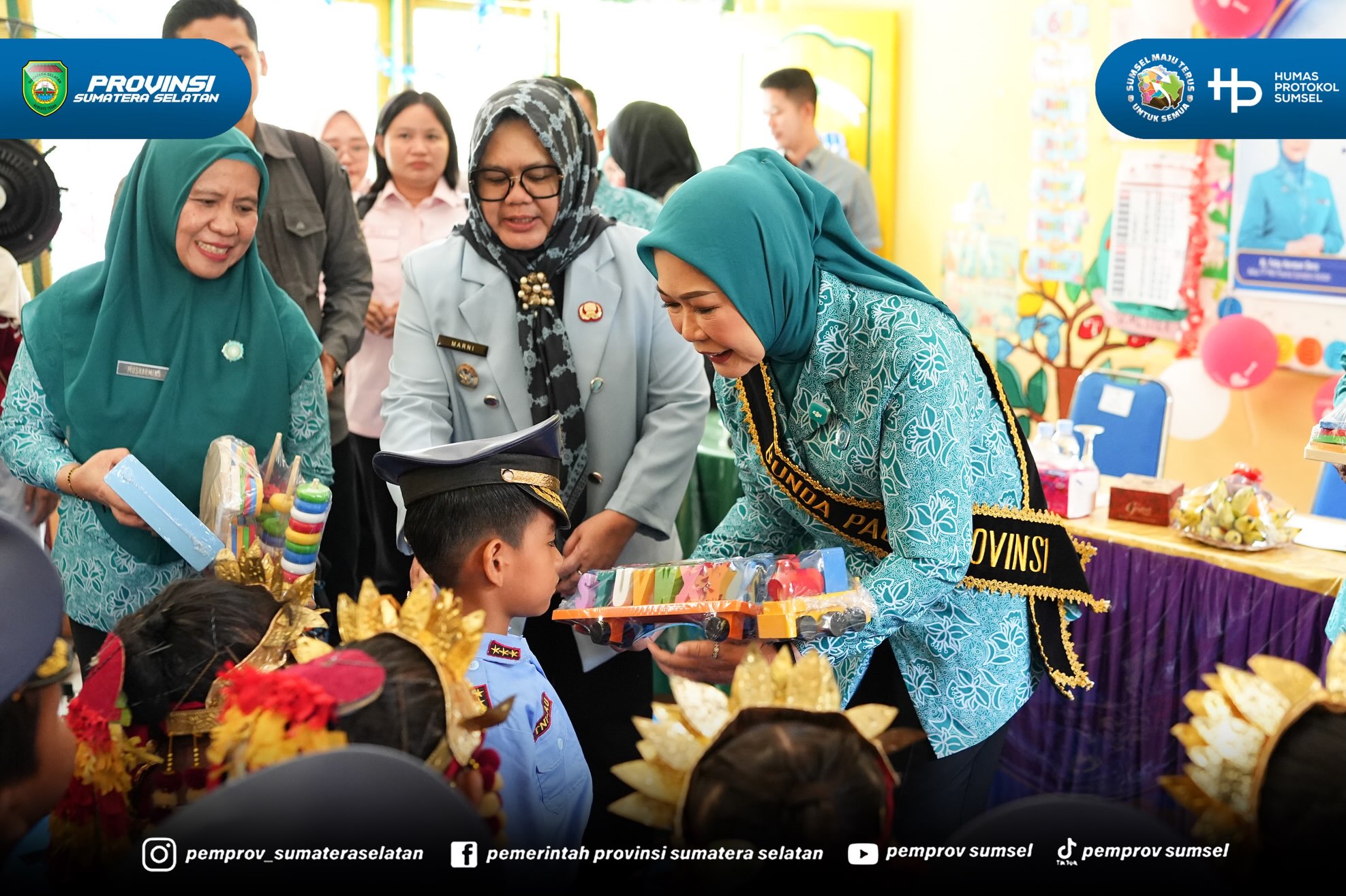 Muara Enim - Mengawali agenda kunjungan kerjanya di Kabupaten Muara Enim, Ketua Tim Penggerak Pemberdayaan dan Kesejahteraan Keluarga (TP PKK) Provinsi Sumatera Selatan, Hj. Feby Herman Deru, melakukan peninjauan langsung ke PAUD Binaan TP PKK Kab...