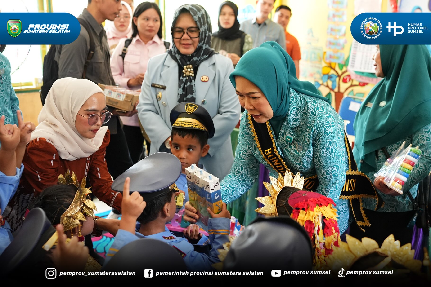 Muara Enim - Mengawali agenda kunjungan kerjanya di Kabupaten Muara Enim, Ketua Tim Penggerak Pemberdayaan dan Kesejahteraan Keluarga (TP PKK) Provinsi Sumatera Selatan, Hj. Feby Herman Deru, melakukan peninjauan langsung ke PAUD Binaan TP PKK Kab...