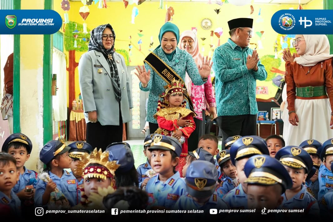 Muara Enim - Mengawali agenda kunjungan kerjanya di Kabupaten Muara Enim, Ketua Tim Penggerak Pemberdayaan dan Kesejahteraan Keluarga (TP PKK) Provinsi Sumatera Selatan, Hj. Feby Herman Deru, melakukan peninjauan langsung ke PAUD Binaan TP PKK Kab...