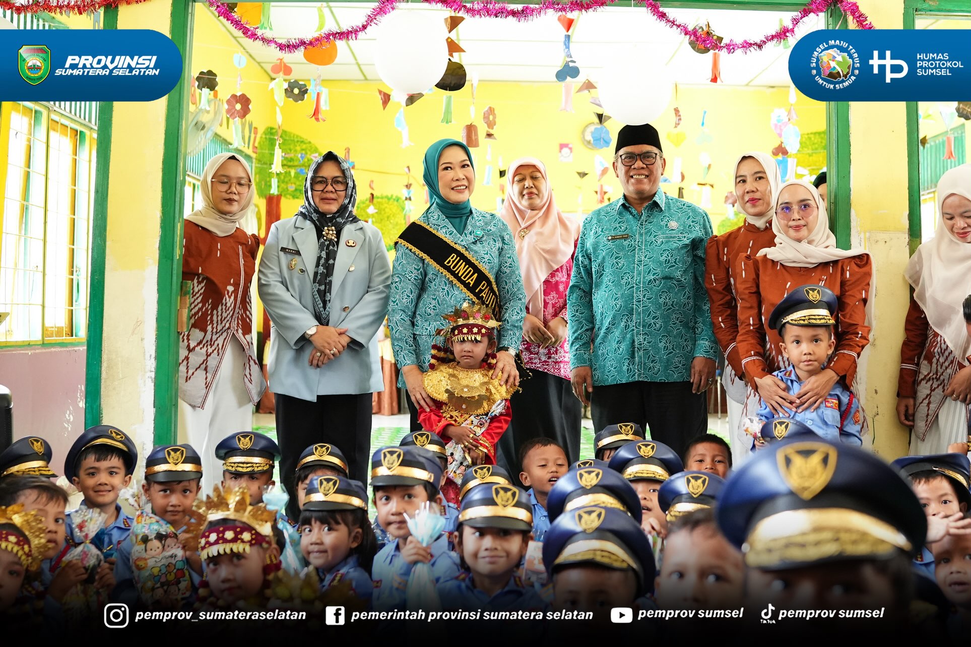 Muara Enim - Mengawali agenda kunjungan kerjanya di Kabupaten Muara Enim, Ketua Tim Penggerak Pemberdayaan dan Kesejahteraan Keluarga (TP PKK) Provinsi Sumatera Selatan, Hj. Feby Herman Deru, melakukan peninjauan langsung ke PAUD Binaan TP PKK Kab...