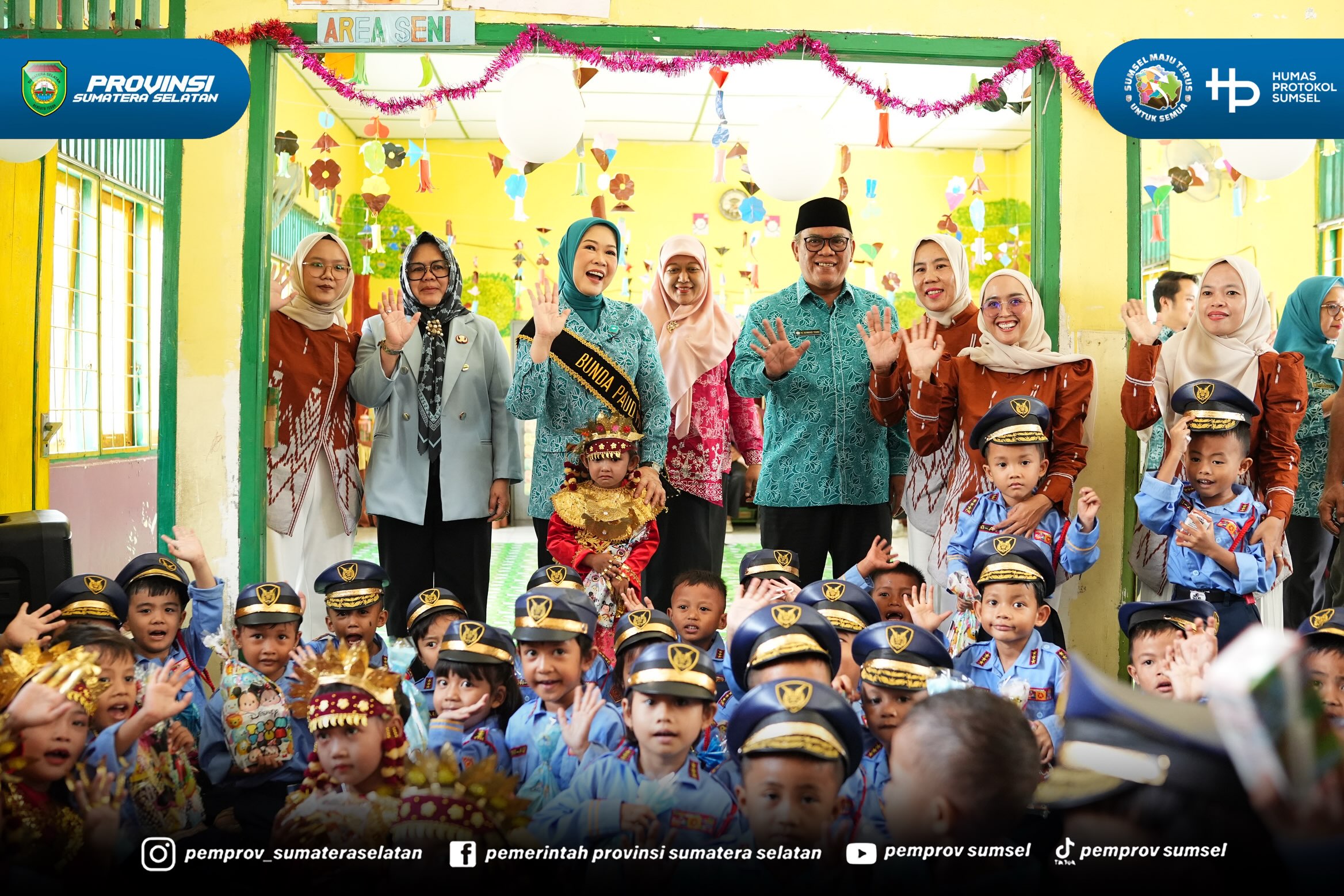 Muara Enim - Mengawali agenda kunjungan kerjanya di Kabupaten Muara Enim, Ketua Tim Penggerak Pemberdayaan dan Kesejahteraan Keluarga (TP PKK) Provinsi Sumatera Selatan, Hj. Feby Herman Deru, melakukan peninjauan langsung ke PAUD Binaan TP PKK Kab...