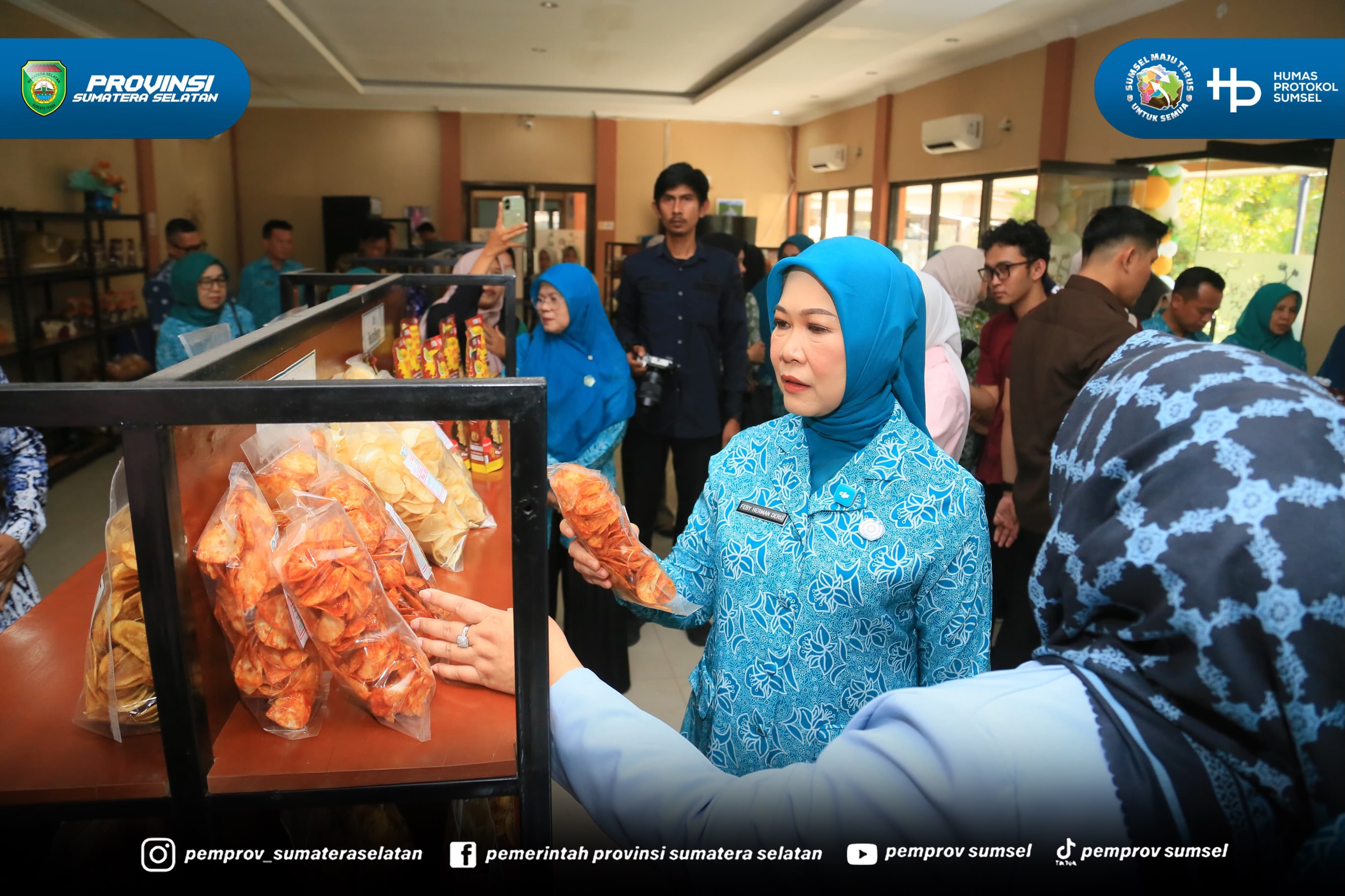 Usai mengelilingi area sekretariat, rombongan melanjutkan peninjauan ke Toko/Gerai TP PKK Kabupaten Muara Enim yang menjual oleh-oleh khas Muara Enim. Di lokasi ini, feby mengamati beragam produk unggulan Usaha Peningkatan Pendapatan Keluarga (UPP...