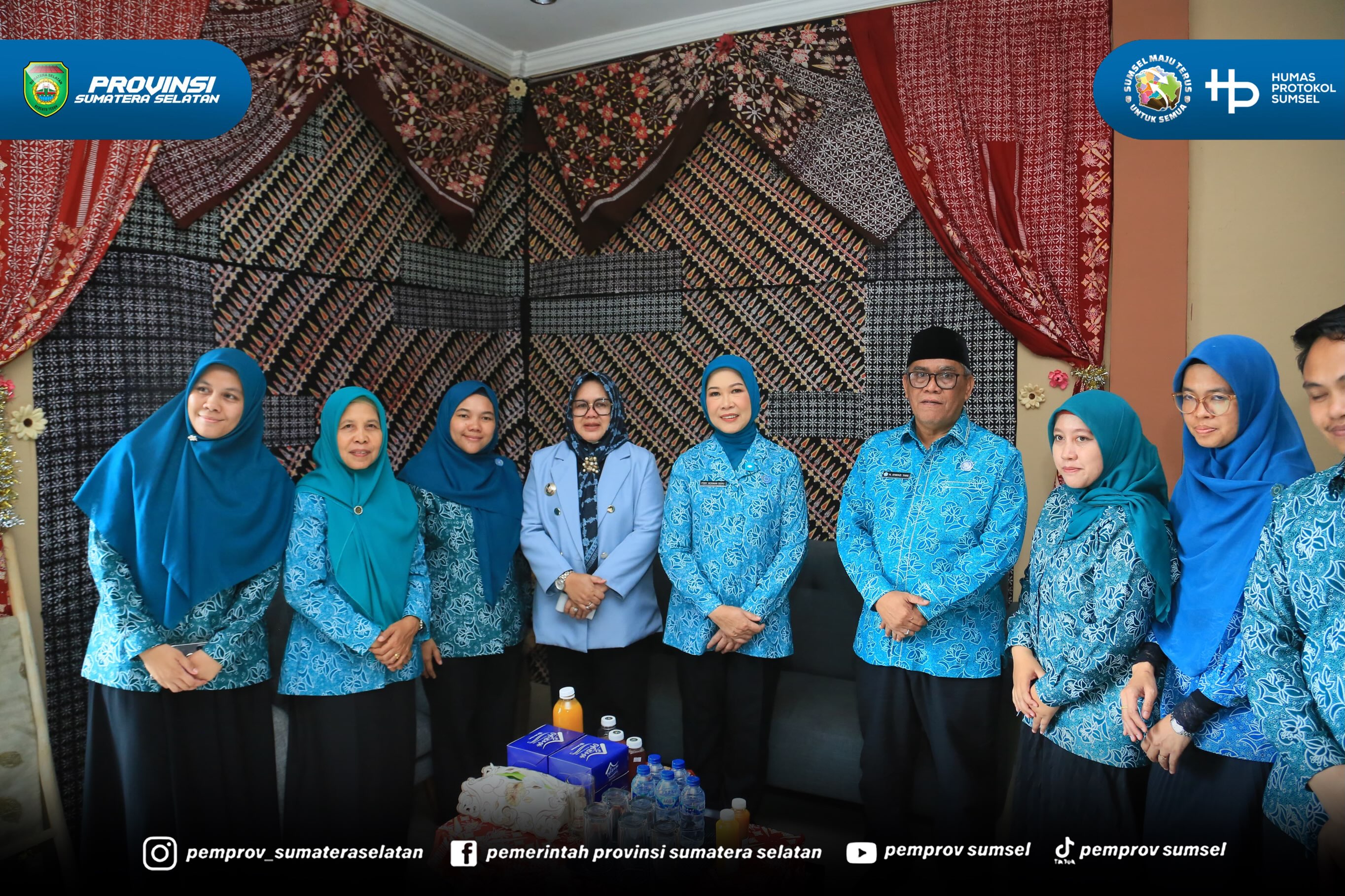 Usai mengelilingi area sekretariat, rombongan melanjutkan peninjauan ke Toko/Gerai TP PKK Kabupaten Muara Enim yang menjual oleh-oleh khas Muara Enim. Di lokasi ini, feby mengamati beragam produk unggulan Usaha Peningkatan Pendapatan Keluarga (UPP...