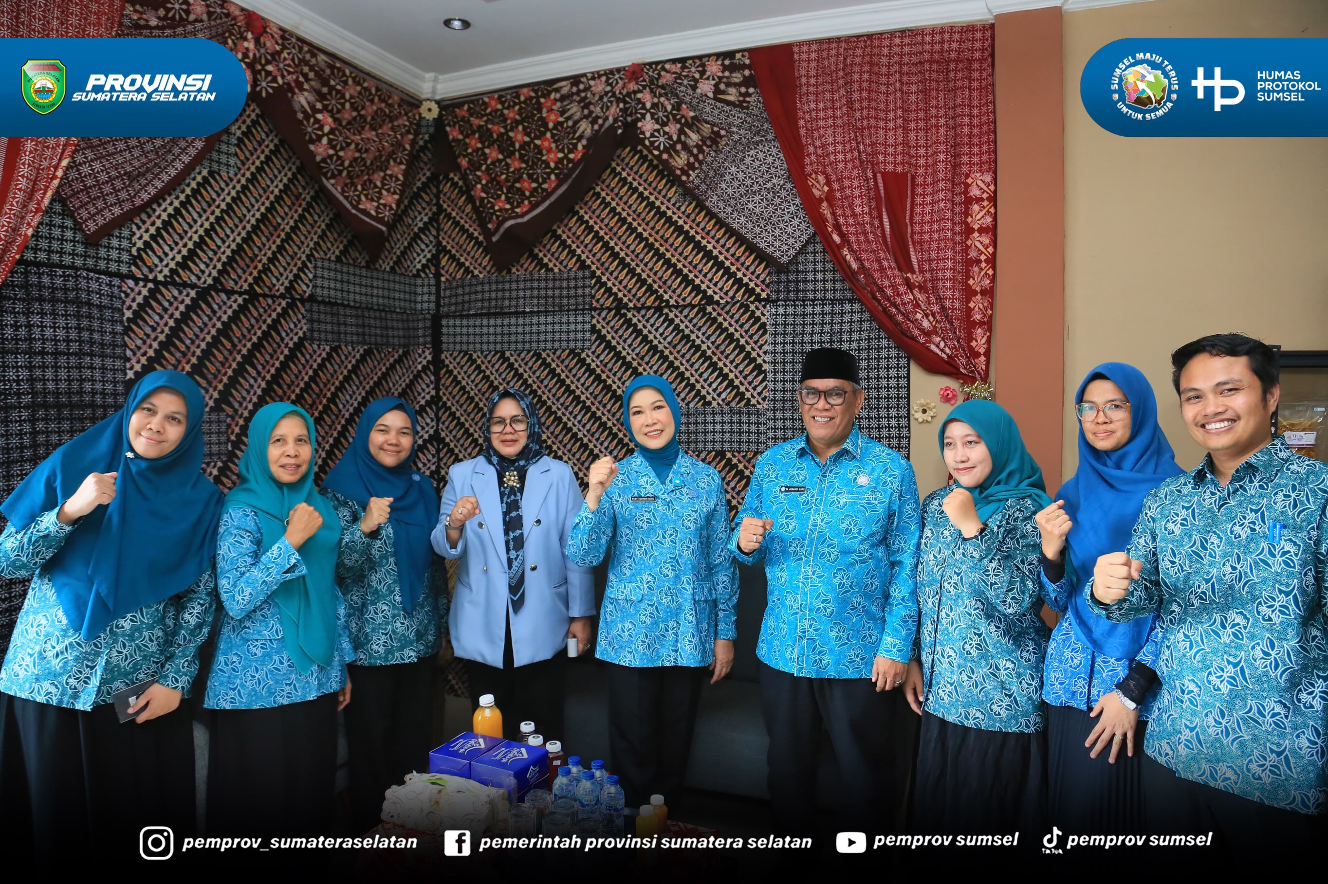 Usai mengelilingi area sekretariat, rombongan melanjutkan peninjauan ke Toko/Gerai TP PKK Kabupaten Muara Enim yang menjual oleh-oleh khas Muara Enim. Di lokasi ini, feby mengamati beragam produk unggulan Usaha Peningkatan Pendapatan Keluarga (UPP...