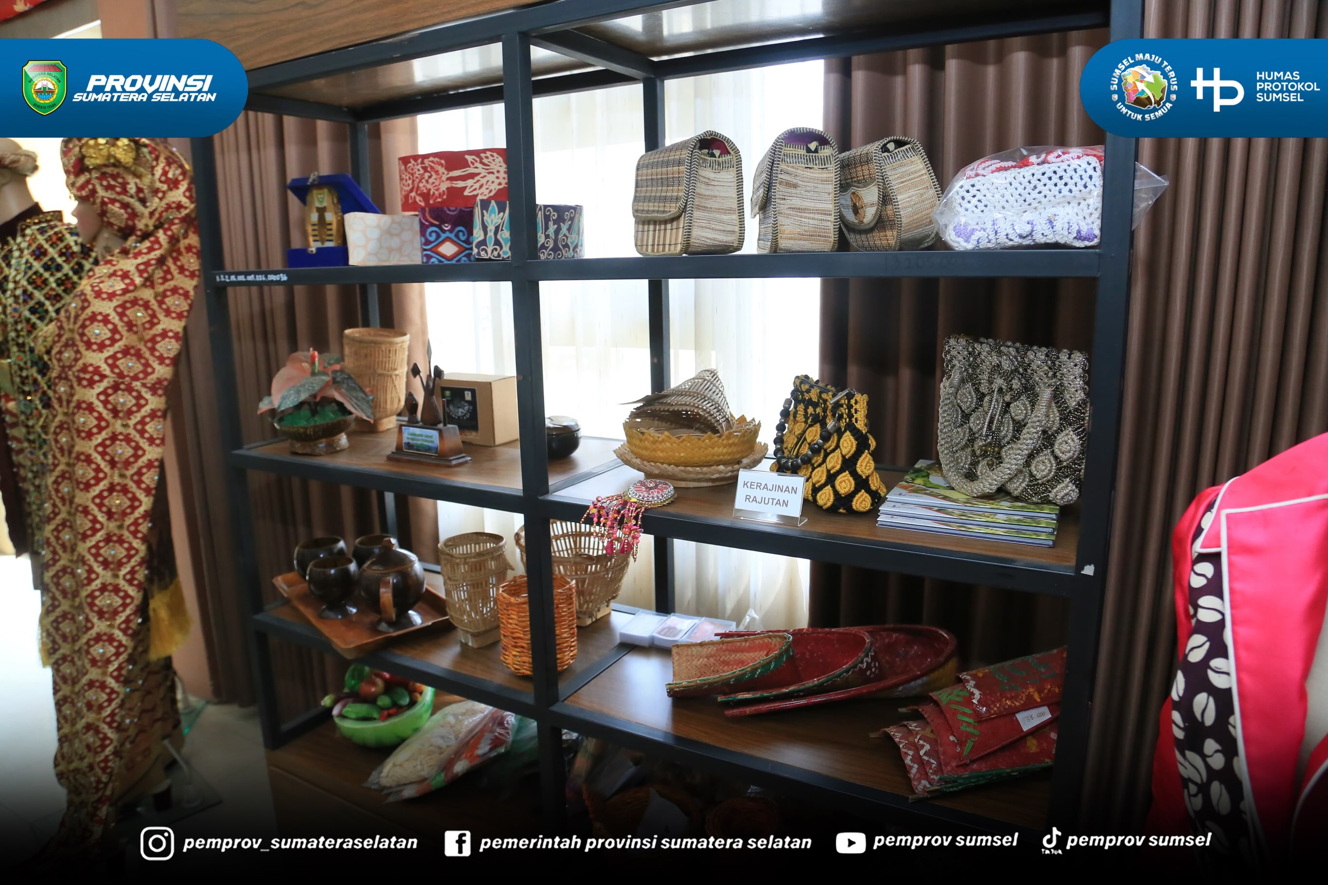 Usai mengelilingi area sekretariat, rombongan melanjutkan peninjauan ke Toko/Gerai TP PKK Kabupaten Muara Enim yang menjual oleh-oleh khas Muara Enim. Di lokasi ini, feby mengamati beragam produk unggulan Usaha Peningkatan Pendapatan Keluarga (UPP...
