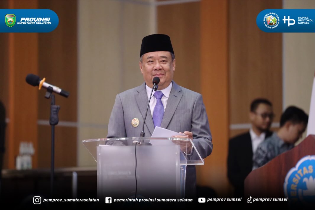 Palembang – Wakil Gubernur Sumatera Selatan H. Cik Ujang menghadiri acara wisuda Universitas Tridinanti Palembang yang berlangsung khidmat di Ballroom Universitas Tridinanti, Palembang, Sabtu (22/8/2026).