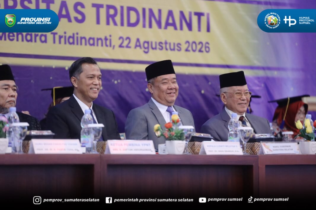 Palembang – Wakil Gubernur Sumatera Selatan H. Cik Ujang menghadiri acara wisuda Universitas Tridinanti Palembang yang berlangsung khidmat di Ballroom Universitas Tridinanti, Palembang, Sabtu (22/8/2026).