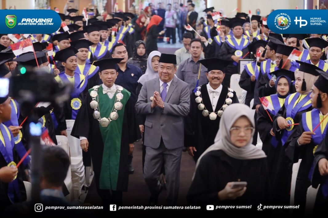 Palembang – Wakil Gubernur Sumatera Selatan H. Cik Ujang menghadiri acara wisuda Universitas Tridinanti Palembang yang berlangsung khidmat di Ballroom Universitas Tridinanti, Palembang, Sabtu (22/8/2026).