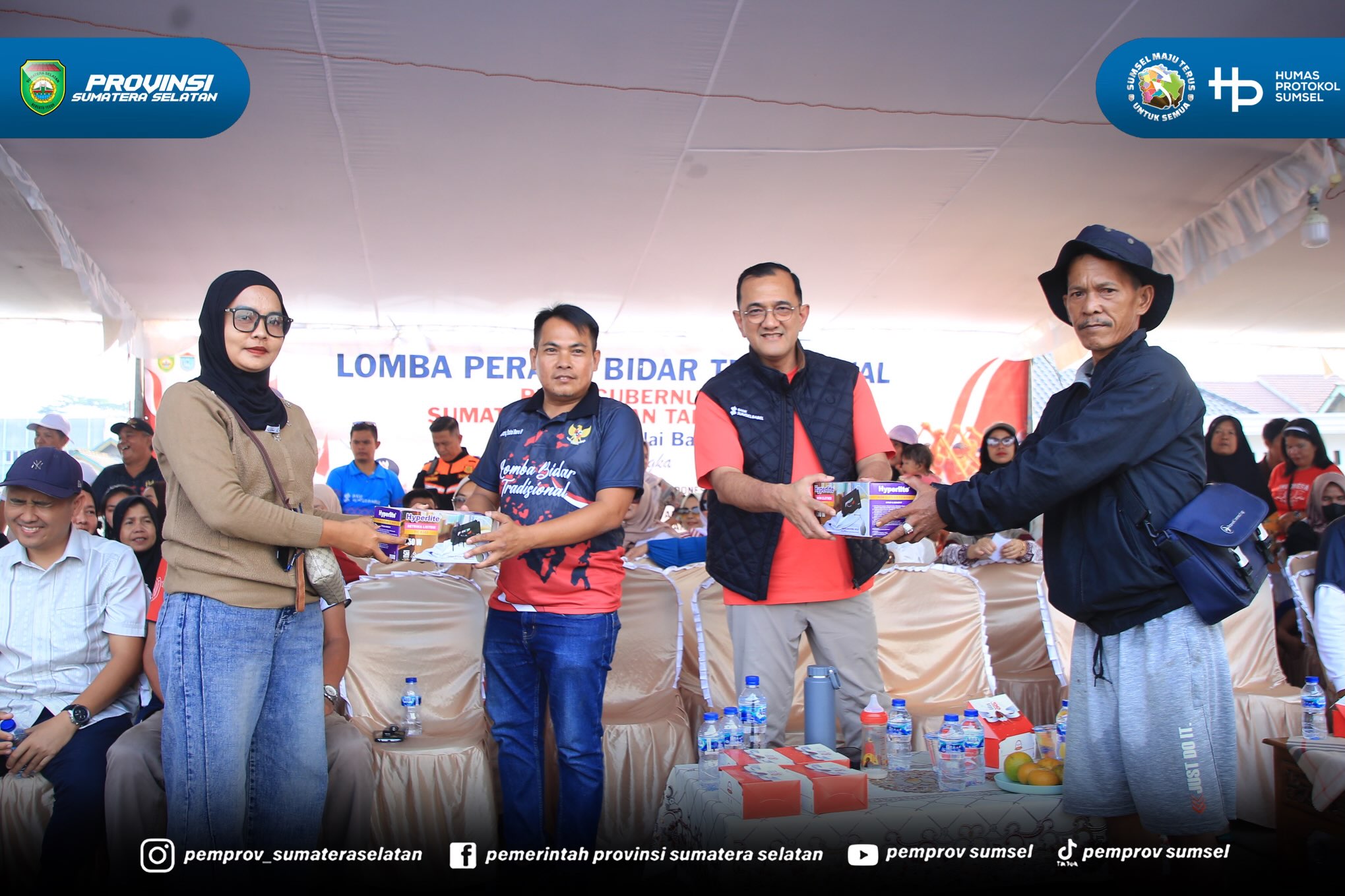 Ogan Ilir - Gubernur Sumsel Dr. H. Herman Deru melalui Sekretaris Daerah (Sekda ) Sumsel, Dr. Drs..Edward Candra menyerahkan hadiah bagi pemenang lomba Bidar Tradisional Piala Gubernur Sumatera Selatan yang digelar di aliran Sungai Ogan, Desa Tala...