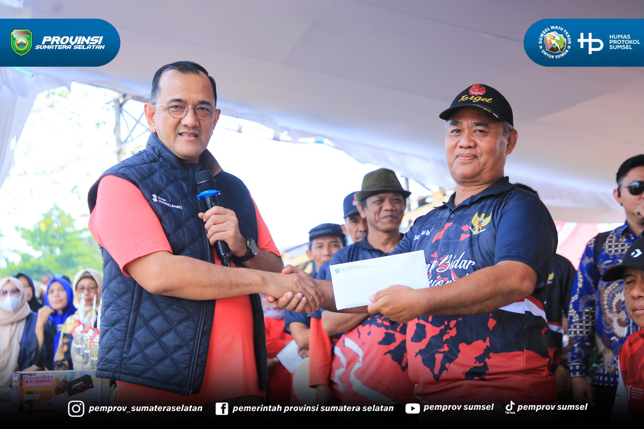 Ogan Ilir - Gubernur Sumsel Dr. H. Herman Deru melalui Sekretaris Daerah (Sekda ) Sumsel, Dr. Drs..Edward Candra menyerahkan hadiah bagi pemenang lomba Bidar Tradisional Piala Gubernur Sumatera Selatan yang digelar di aliran Sungai Ogan, Desa Tala...