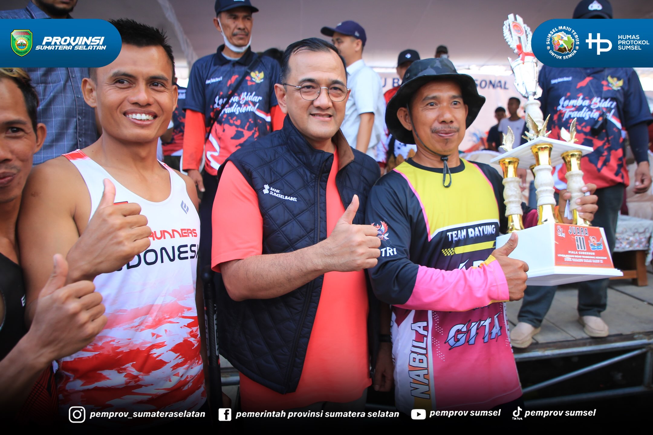 Ogan Ilir - Gubernur Sumsel Dr. H. Herman Deru melalui Sekretaris Daerah (Sekda ) Sumsel, Dr. Drs..Edward Candra menyerahkan hadiah bagi pemenang lomba Bidar Tradisional Piala Gubernur Sumatera Selatan yang digelar di aliran Sungai Ogan, Desa Tala...