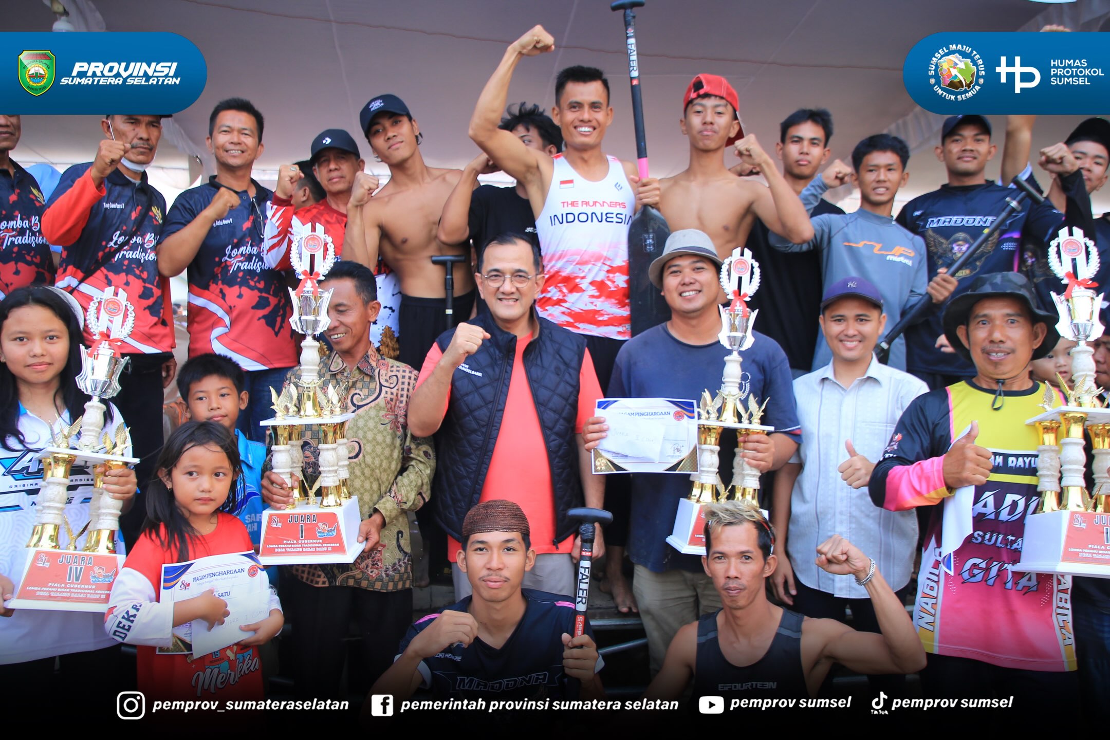 Ogan Ilir - Gubernur Sumsel Dr. H. Herman Deru melalui Sekretaris Daerah (Sekda ) Sumsel, Dr. Drs..Edward Candra menyerahkan hadiah bagi pemenang lomba Bidar Tradisional Piala Gubernur Sumatera Selatan yang digelar di aliran Sungai Ogan, Desa Tala...