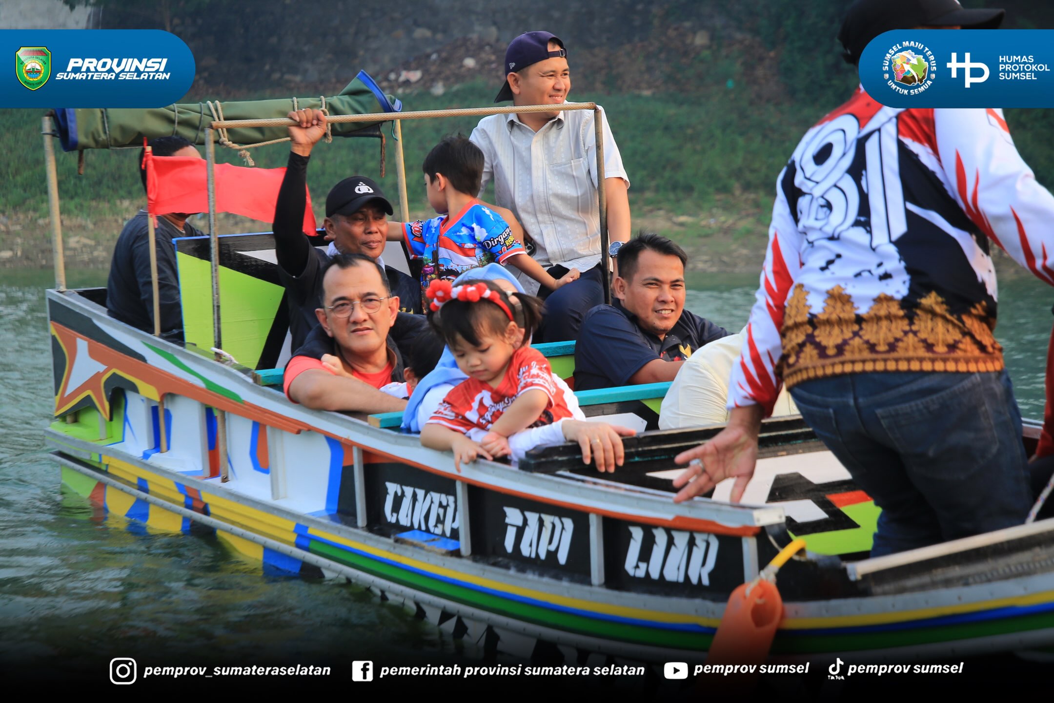 Ogan Ilir - Gubernur Sumsel Dr. H. Herman Deru melalui Sekretaris Daerah (Sekda ) Sumsel, Dr. Drs..Edward Candra menyerahkan hadiah bagi pemenang lomba Bidar Tradisional Piala Gubernur Sumatera Selatan yang digelar di aliran Sungai Ogan, Desa Tala...