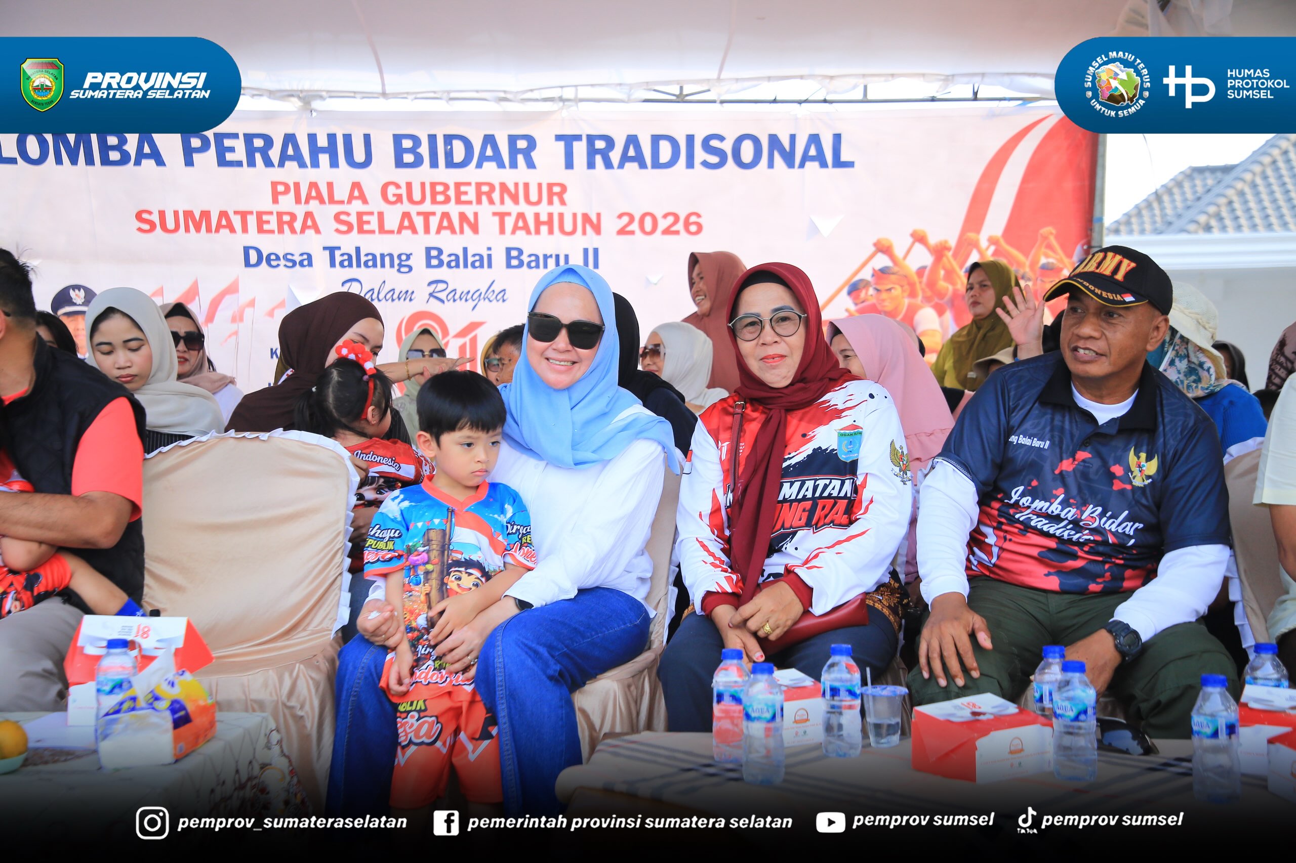 Ogan Ilir - Gubernur Sumsel Dr. H. Herman Deru melalui Sekretaris Daerah (Sekda ) Sumsel, Dr. Drs..Edward Candra menyerahkan hadiah bagi pemenang lomba Bidar Tradisional Piala Gubernur Sumatera Selatan yang digelar di aliran Sungai Ogan, Desa Tala...