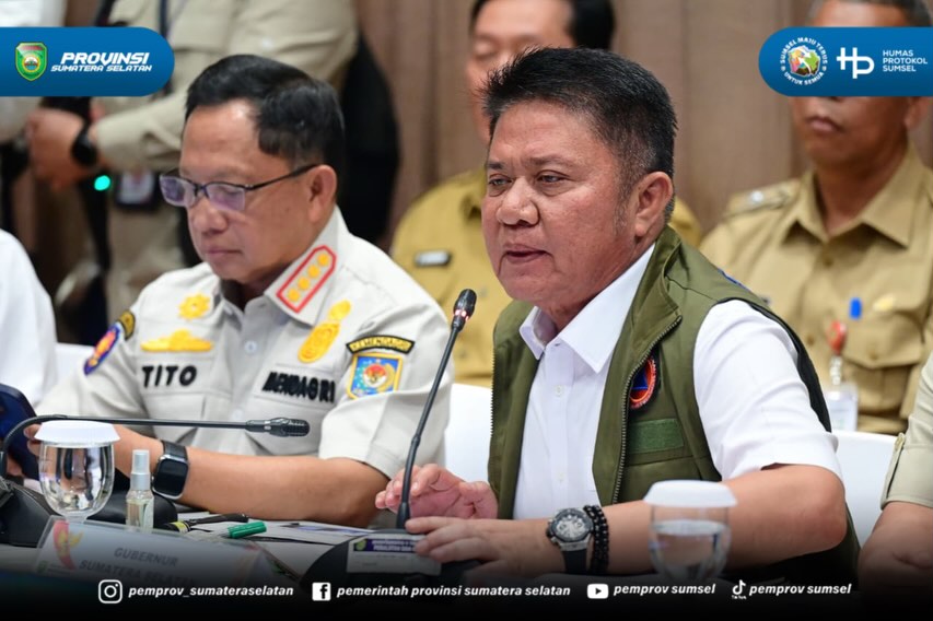 PALEMBANG - Gubernur Sumatera Selatan Dr. H. Herman Deru memaparkan perkembangan penanganan kebakaran hutan dan lahan (karhutla) di Sumatera Selatan kepada Presiden Republik Indonesia Prabowo Subianto dalam rapat terbatas di Palembang, Senin (24/8...