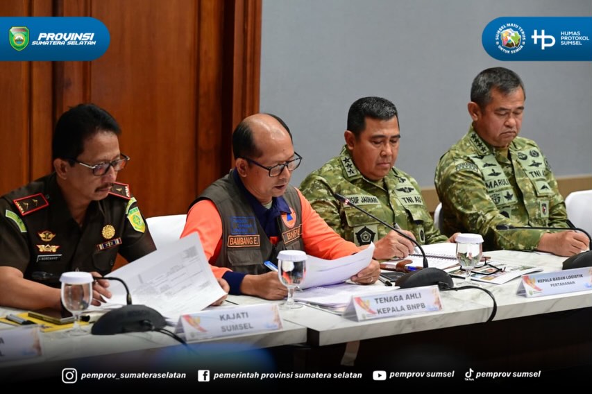 PALEMBANG - Gubernur Sumatera Selatan Dr. H. Herman Deru memaparkan perkembangan penanganan kebakaran hutan dan lahan (karhutla) di Sumatera Selatan kepada Presiden Republik Indonesia Prabowo Subianto dalam rapat terbatas di Palembang, Senin (24/8...