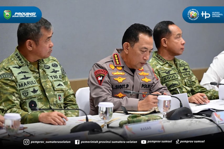 PALEMBANG - Gubernur Sumatera Selatan Dr. H. Herman Deru memaparkan perkembangan penanganan kebakaran hutan dan lahan (karhutla) di Sumatera Selatan kepada Presiden Republik Indonesia Prabowo Subianto dalam rapat terbatas di Palembang, Senin (24/8...