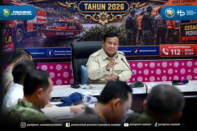 PALEMBANG - Gubernur Sumatera Selatan Dr. H. Herman Deru memaparkan perkembangan penanganan kebakaran hutan dan lahan (karhutla) di Sumatera Selatan kepada Presiden Republik Indonesia Prabowo Subianto dalam rapat terbatas di Palembang, Senin (24/8...