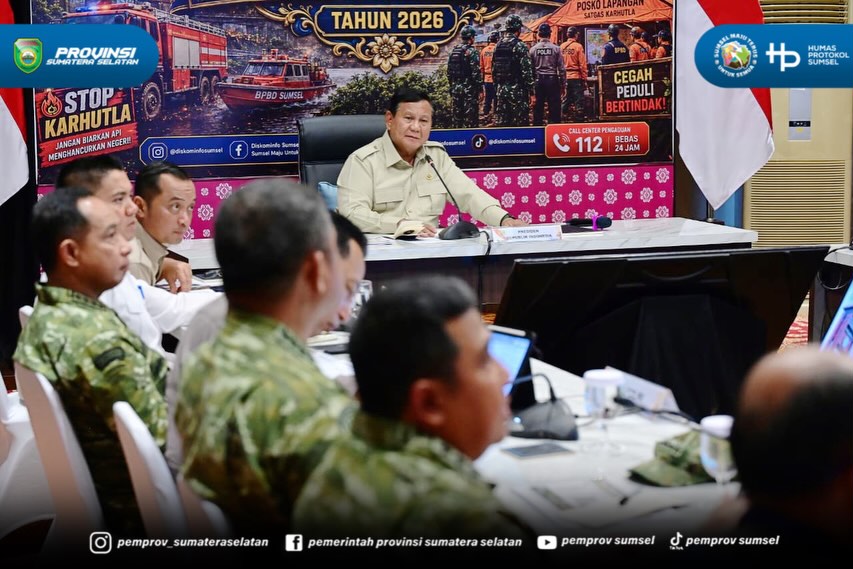 PALEMBANG - Gubernur Sumatera Selatan Dr. H. Herman Deru memaparkan perkembangan penanganan kebakaran hutan dan lahan (karhutla) di Sumatera Selatan kepada Presiden Republik Indonesia Prabowo Subianto dalam rapat terbatas di Palembang, Senin (24/8...