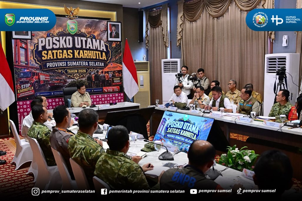 PALEMBANG - Gubernur Sumatera Selatan Dr. H. Herman Deru memaparkan perkembangan penanganan kebakaran hutan dan lahan (karhutla) di Sumatera Selatan kepada Presiden Republik Indonesia Prabowo Subianto dalam rapat terbatas di Palembang, Senin (24/8...