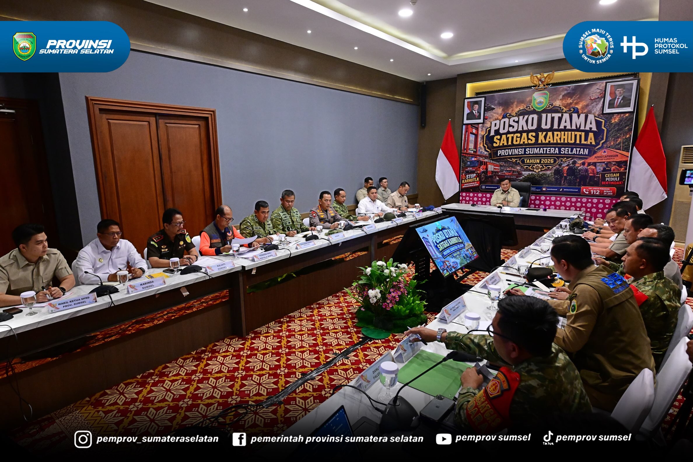 PALEMBANG - Gubernur Sumatera Selatan Dr. H. Herman Deru memaparkan perkembangan penanganan kebakaran hutan dan lahan (karhutla) di Sumatera Selatan kepada Presiden Republik Indonesia Prabowo Subianto dalam rapat terbatas di Palembang, Senin (24/8...