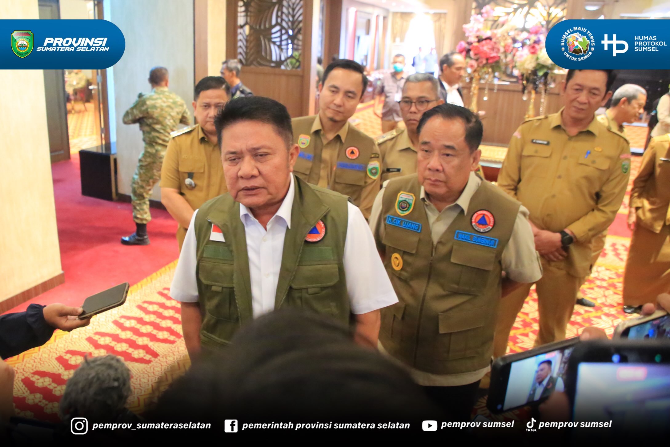 PALEMBANG - Gubernur Sumatera Selatan Dr. H. Herman Deru memaparkan perkembangan penanganan kebakaran hutan dan lahan (karhutla) di Sumatera Selatan kepada Presiden Republik Indonesia Prabowo Subianto dalam rapat terbatas di Palembang, Senin (24/8...