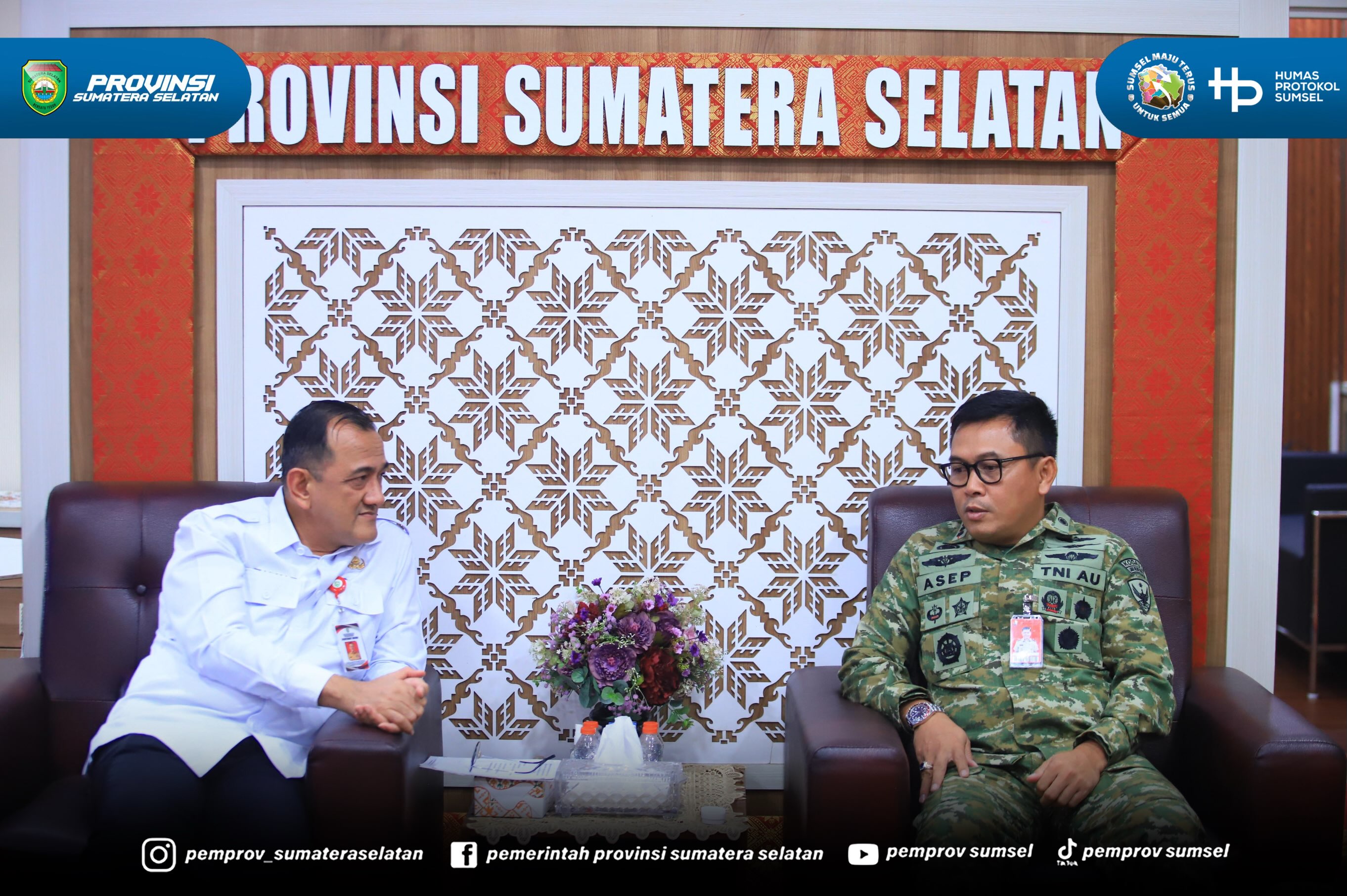 Palembang. Sekretaris Daerah Provinsi Sumatera Selatan (Sumsel) Edward Candra Menerima Danlanud Sri Mulyono Herlambang Palembang, Kolonel Pnb Asep Wahyu Wijaya, M.M.S. beserta Jajaran dalam rangka Silahturahmi bertempat di Ruang Tamu Sekda, pada R...