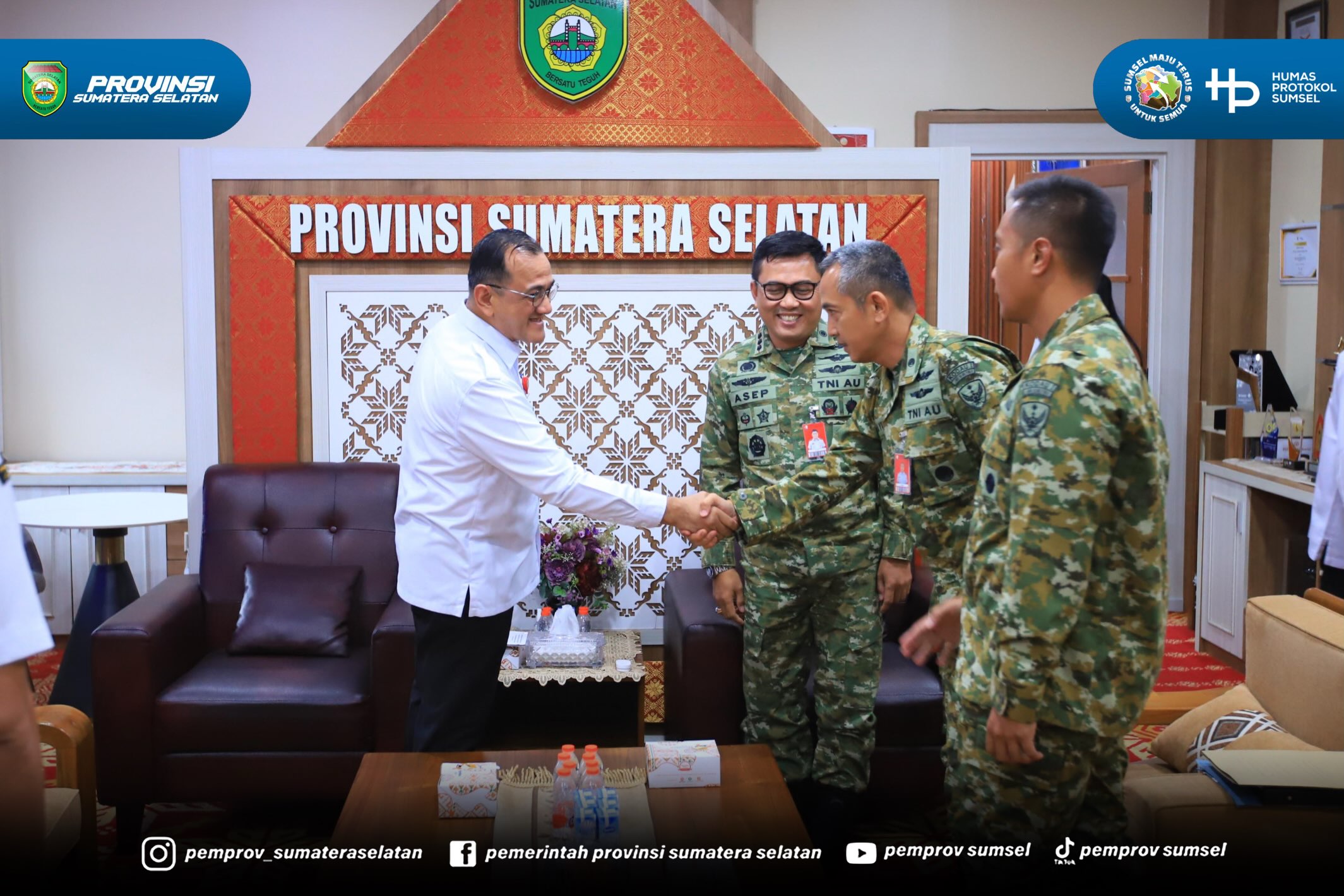 Palembang. Sekretaris Daerah Provinsi Sumatera Selatan (Sumsel) Edward Candra Menerima Danlanud Sri Mulyono Herlambang Palembang, Kolonel Pnb Asep Wahyu Wijaya, M.M.S. beserta Jajaran dalam rangka Silahturahmi bertempat di Ruang Tamu Sekda, pada R...