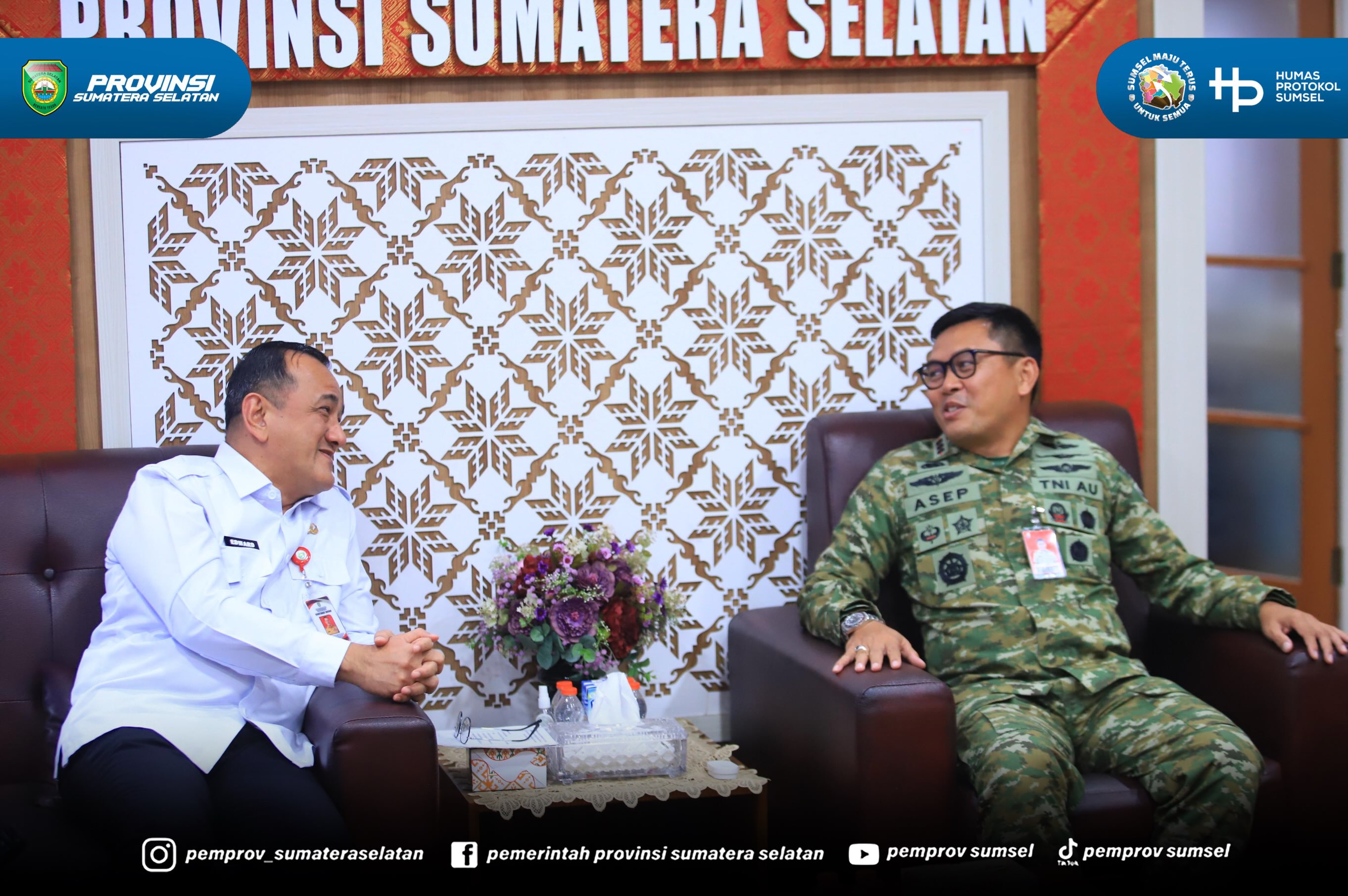 Palembang. Sekretaris Daerah Provinsi Sumatera Selatan (Sumsel) Edward Candra Menerima Danlanud Sri Mulyono Herlambang Palembang, Kolonel Pnb Asep Wahyu Wijaya, M.M.S. beserta Jajaran dalam rangka Silahturahmi bertempat di Ruang Tamu Sekda, pada R...