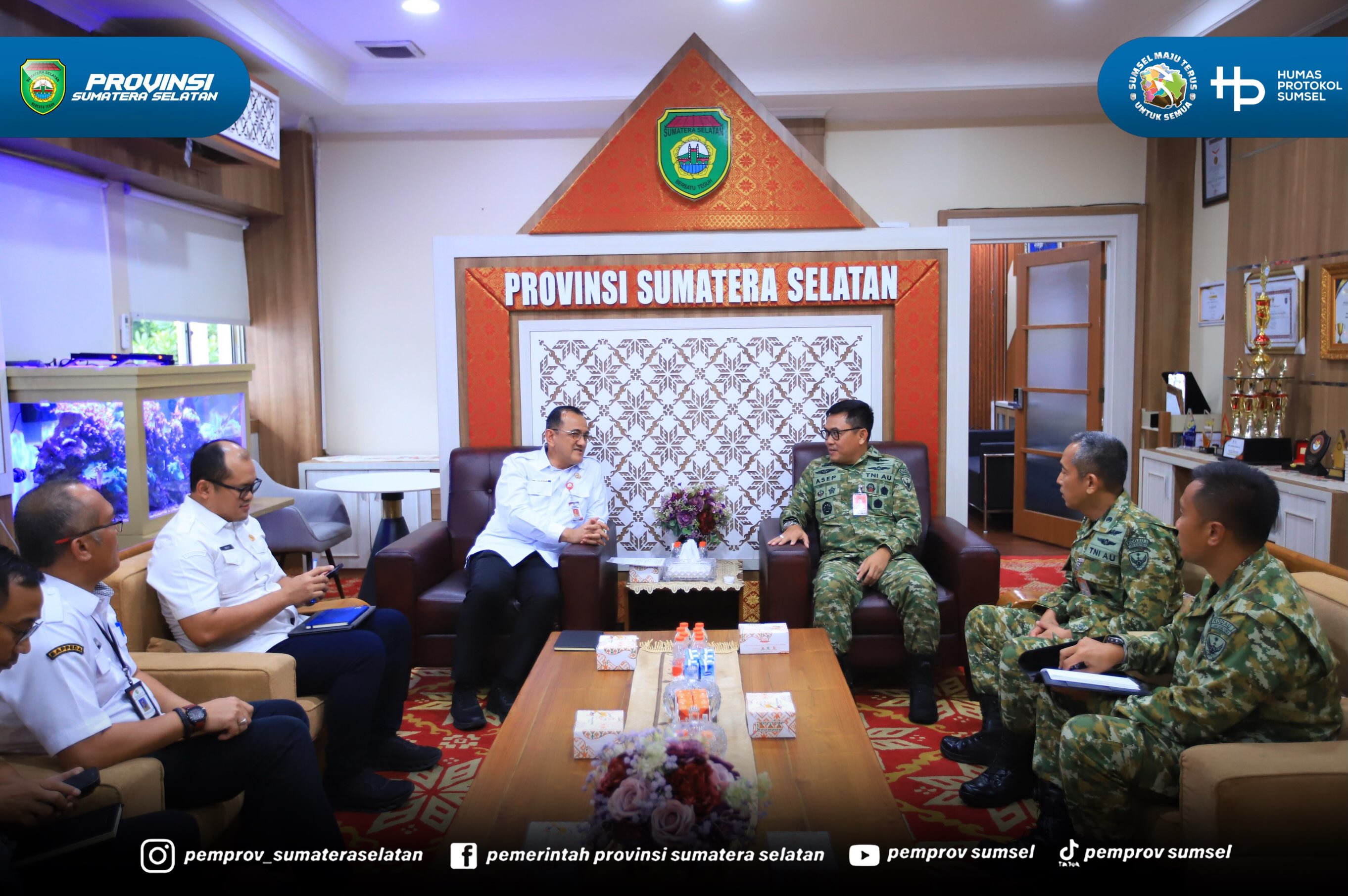 Palembang. Sekretaris Daerah Provinsi Sumatera Selatan (Sumsel) Edward Candra Menerima Danlanud Sri Mulyono Herlambang Palembang, Kolonel Pnb Asep Wahyu Wijaya, M.M.S. beserta Jajaran dalam rangka Silahturahmi bertempat di Ruang Tamu Sekda, pada R...