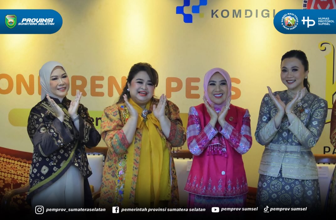 Jakarta - Ketua Dekranasda Provinsi Sumatera Selatan Hj. Feby Herman Deru menghadiri Pameran Kriyanusa Tahun 2026 yang diselenggarakan oleh Dewan Kerajinan Nasional Indonesia di Ruang Serbaguna Kementerian Komunikasi dan Digital RI Jakarta Pusat....
