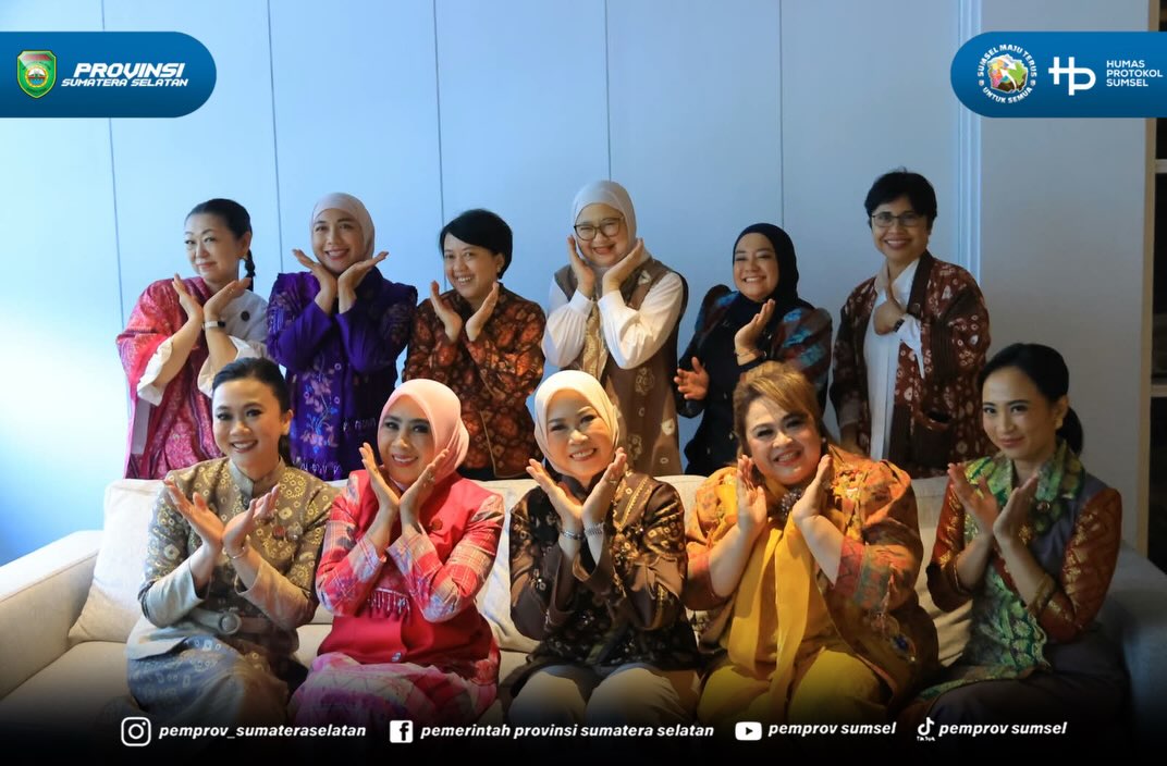 Jakarta - Ketua Dekranasda Provinsi Sumatera Selatan Hj. Feby Herman Deru menghadiri Pameran Kriyanusa Tahun 2026 yang diselenggarakan oleh Dewan Kerajinan Nasional Indonesia di Ruang Serbaguna Kementerian Komunikasi dan Digital RI Jakarta Pusat....