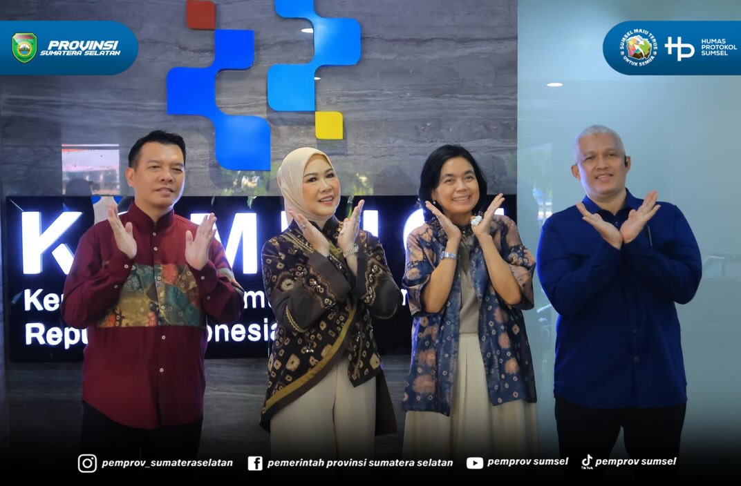Jakarta - Ketua Dekranasda Provinsi Sumatera Selatan Hj. Feby Herman Deru menghadiri Pameran Kriyanusa Tahun 2026 yang diselenggarakan oleh Dewan Kerajinan Nasional Indonesia di Ruang Serbaguna Kementerian Komunikasi dan Digital RI Jakarta Pusat....