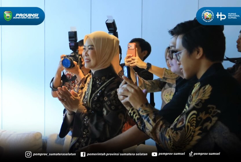Jakarta - Ketua Dekranasda Provinsi Sumatera Selatan Hj. Feby Herman Deru menghadiri Pameran Kriyanusa Tahun 2026 yang diselenggarakan oleh Dewan Kerajinan Nasional Indonesia di Ruang Serbaguna Kementerian Komunikasi dan Digital RI Jakarta Pusat....