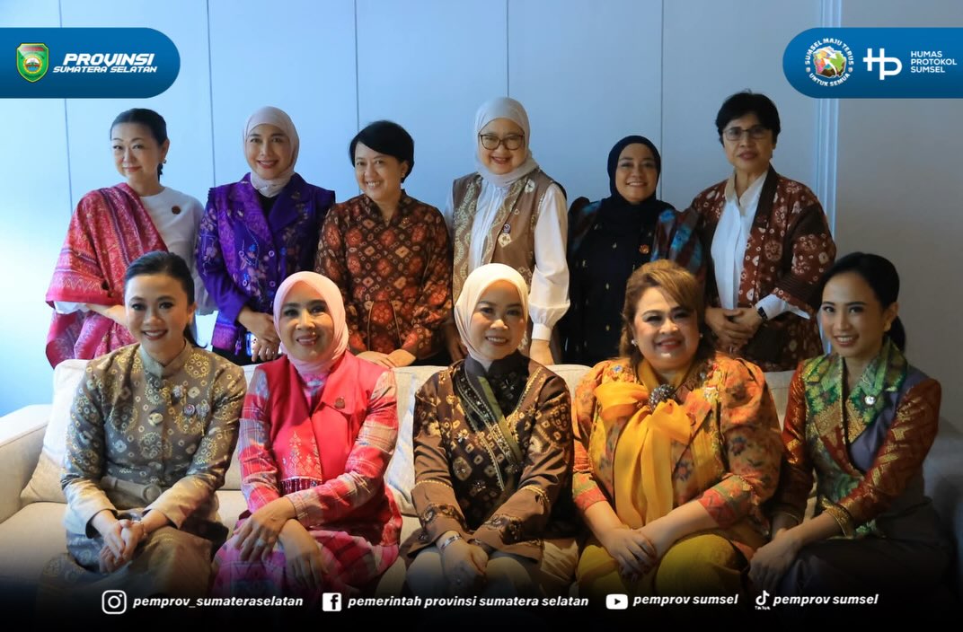Jakarta - Ketua Dekranasda Provinsi Sumatera Selatan Hj. Feby Herman Deru menghadiri Pameran Kriyanusa Tahun 2026 yang diselenggarakan oleh Dewan Kerajinan Nasional Indonesia di Ruang Serbaguna Kementerian Komunikasi dan Digital RI Jakarta Pusat....