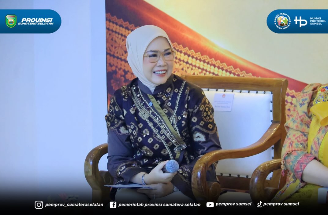 Jakarta - Ketua Dekranasda Provinsi Sumatera Selatan Hj. Feby Herman Deru menghadiri Pameran Kriyanusa Tahun 2026 yang diselenggarakan oleh Dewan Kerajinan Nasional Indonesia di Ruang Serbaguna Kementerian Komunikasi dan Digital RI Jakarta Pusat....