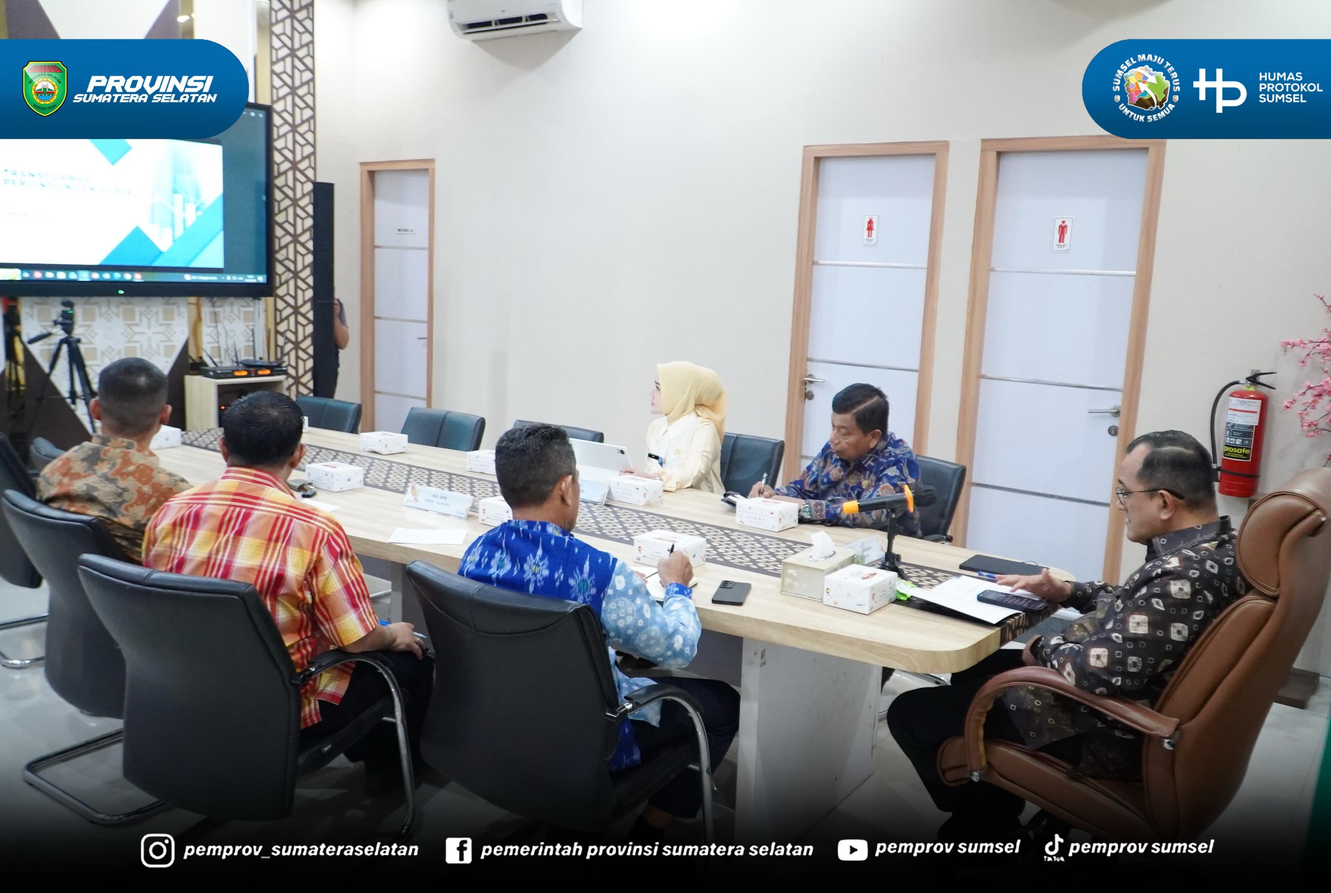 PALEMBANG – Sekretaris Daerah Provinsi Sumatera Selatan (Sekda Sumsel), Edward Candra menghadiri Rapat Koordinasi Pelaksanaan Perluasan Piloting Digitalisasi Perlindungan Sosial Tahun 2026 yang diselenggarakan Komite Percepatan Transformasi Digita...