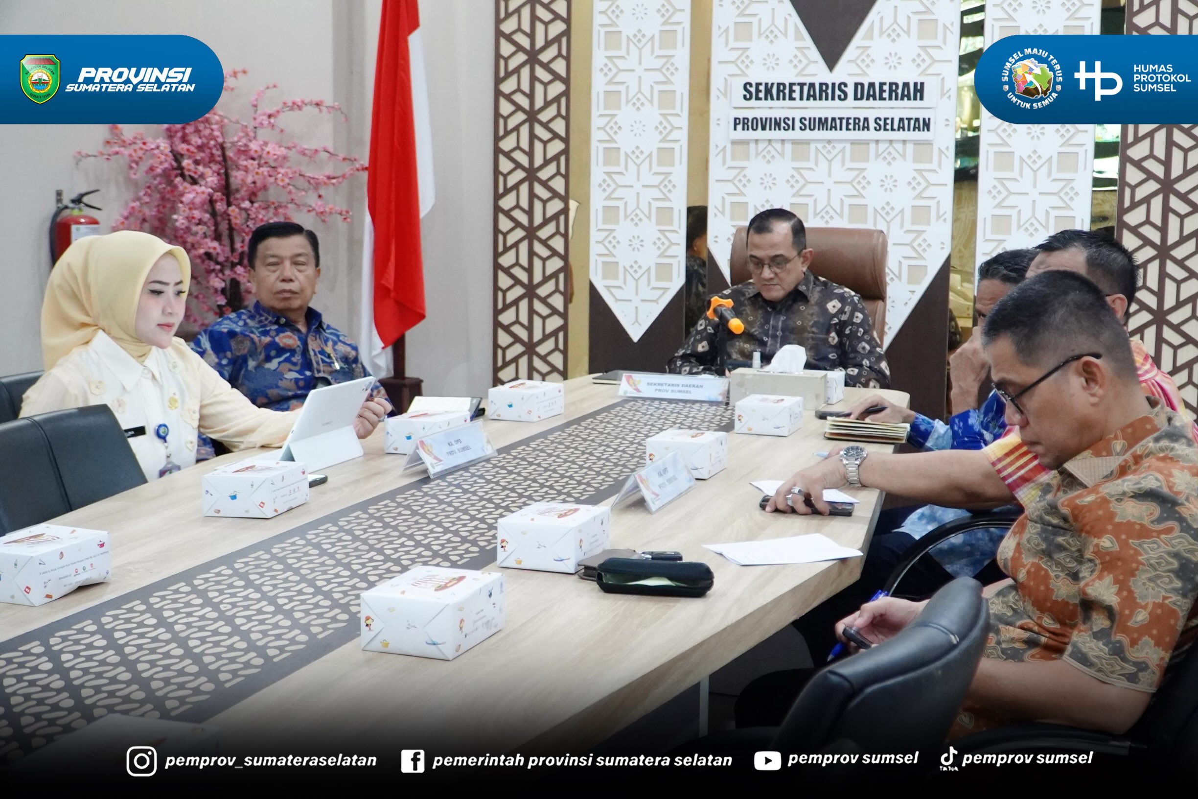 PALEMBANG – Sekretaris Daerah Provinsi Sumatera Selatan (Sekda Sumsel), Edward Candra menghadiri Rapat Koordinasi Pelaksanaan Perluasan Piloting Digitalisasi Perlindungan Sosial Tahun 2026 yang diselenggarakan Komite Percepatan Transformasi Digita...