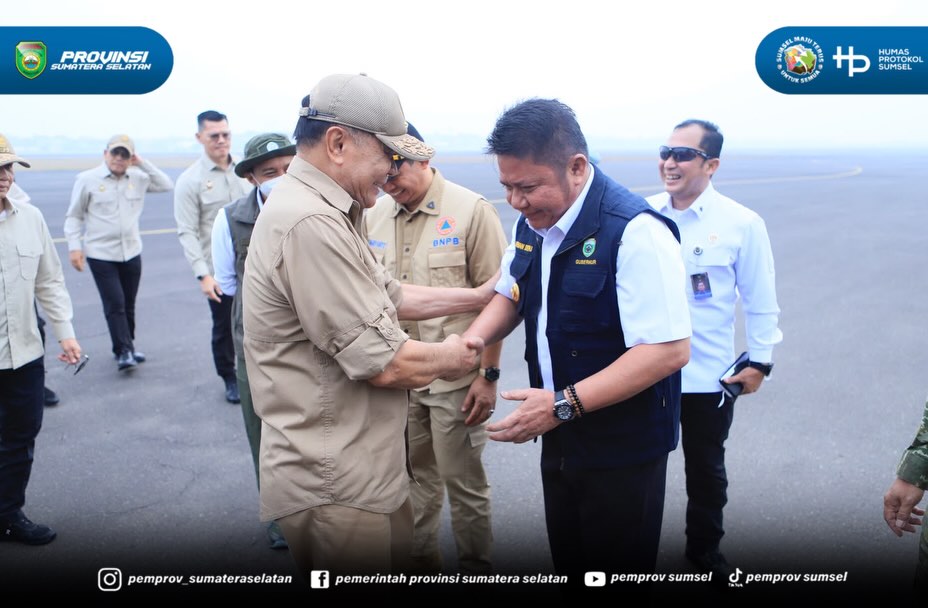 Palembang - Gubernur Sumatera Selatan H. Herman Deru menyambut Menteri Koordinator Bidang Politik dan Keamanan RI, Menteri Kehutanan dan Kepala BNPB tiba di Palembang. Jumat (18/09/2026).